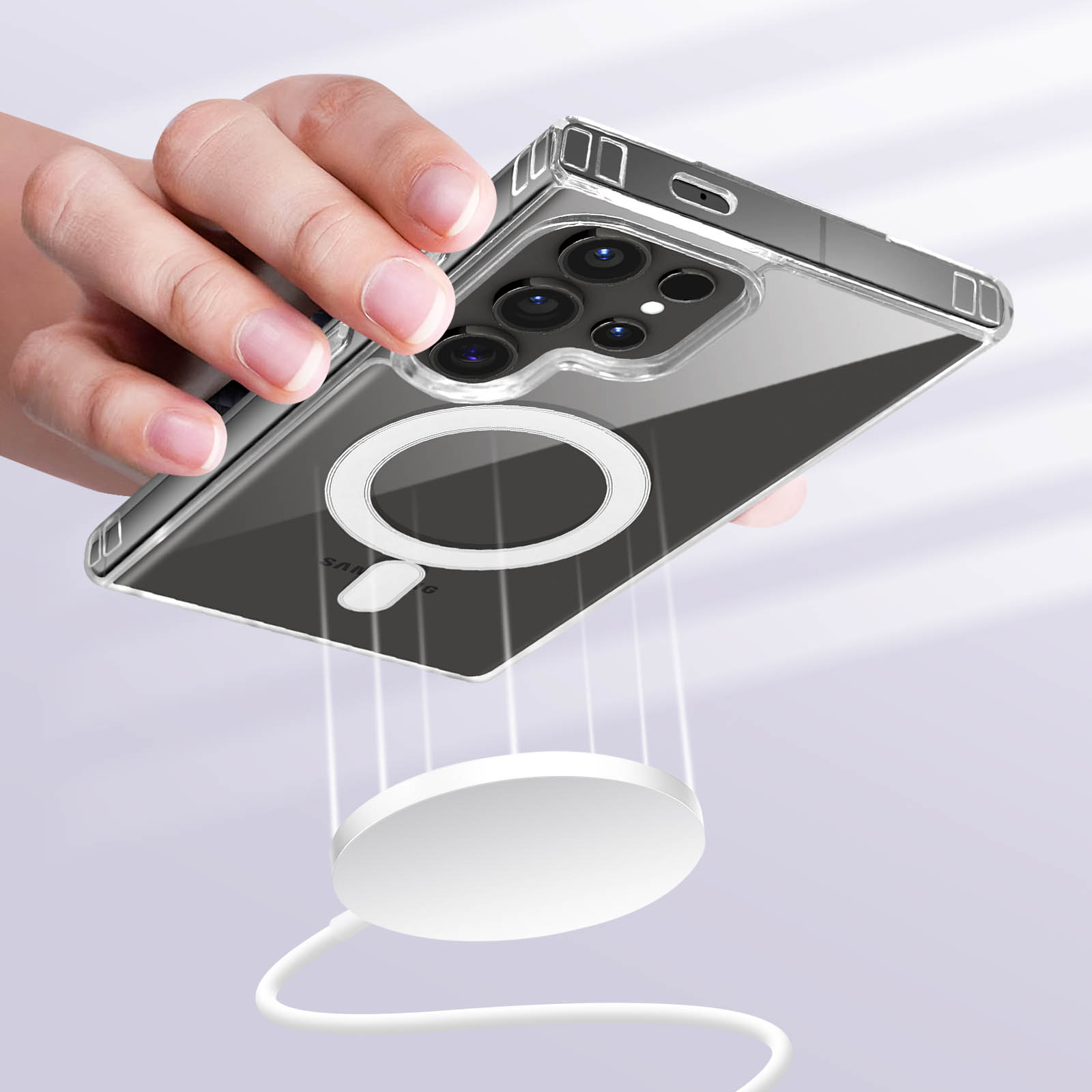 Mano che tiene una custodia trasparente per telefono, con un anello bianco, sopra un caricatore wireless.