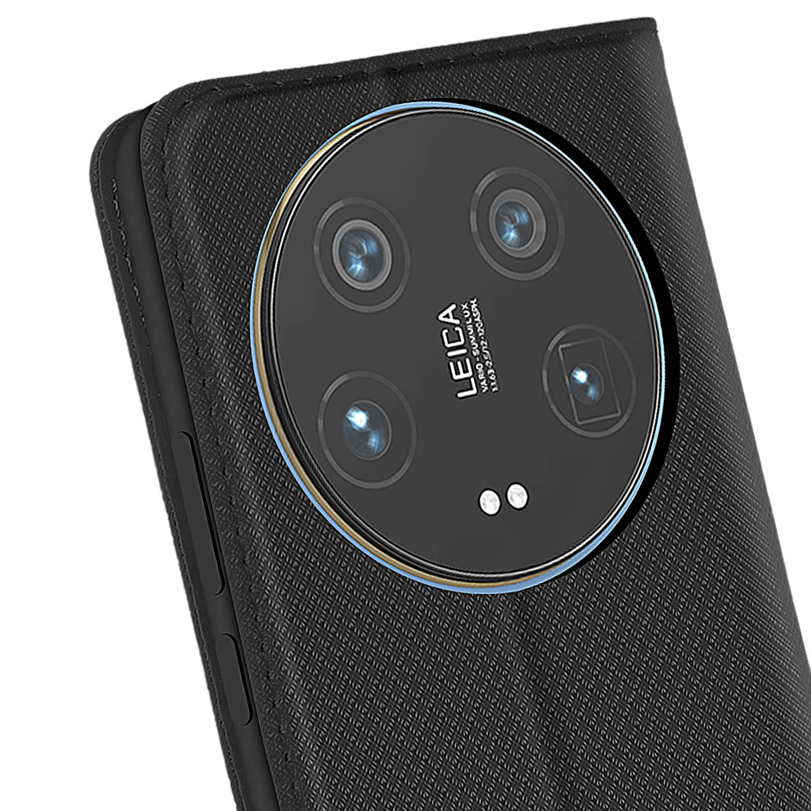 Gros plan sur un étui de téléphone noir avec un système de caméra à triple objectif, avec un logo Leica.