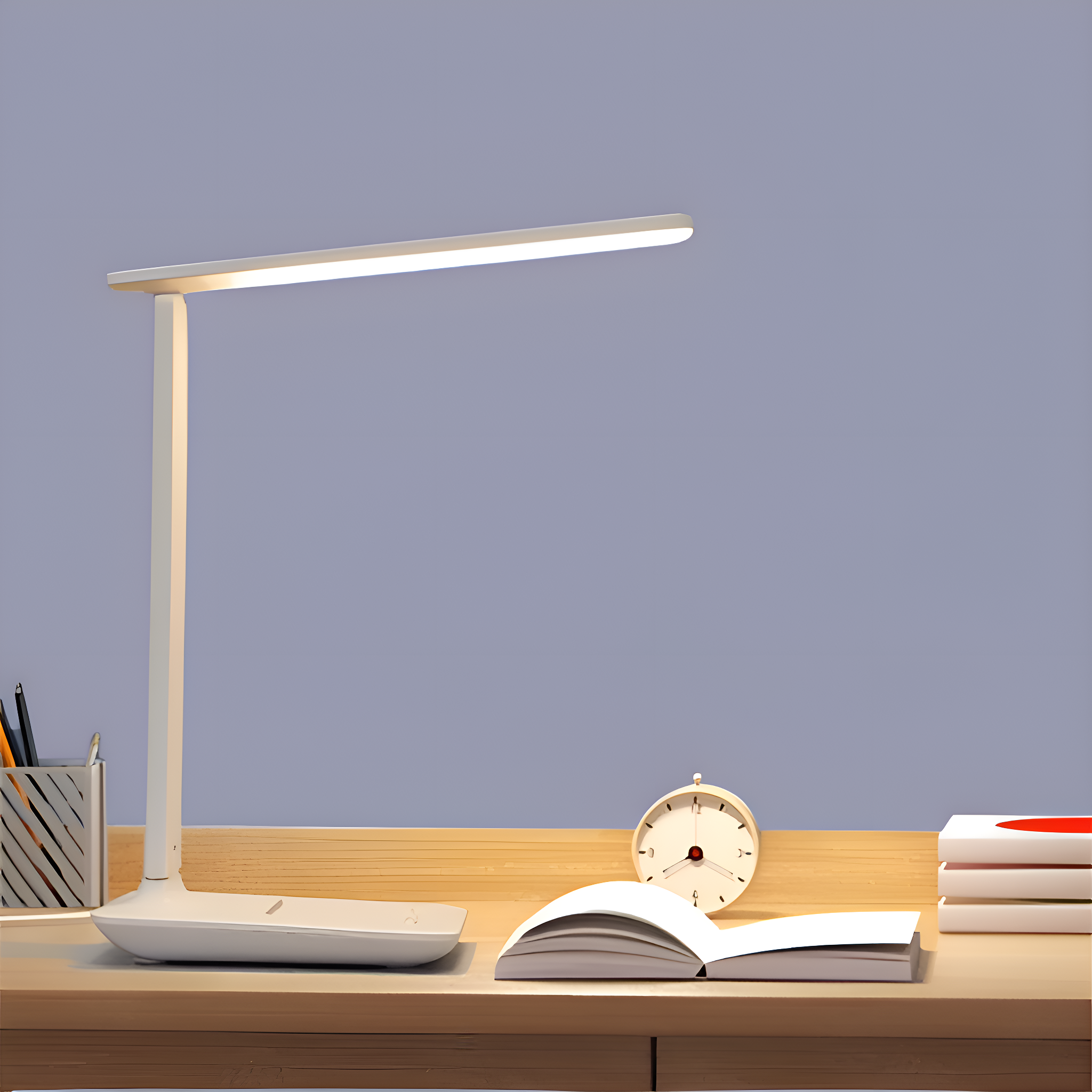 Weiße Schreibtischlampe mit Buch, Stifthalter, Uhr und Büchern auf einem Holztisch vor lila Wand.