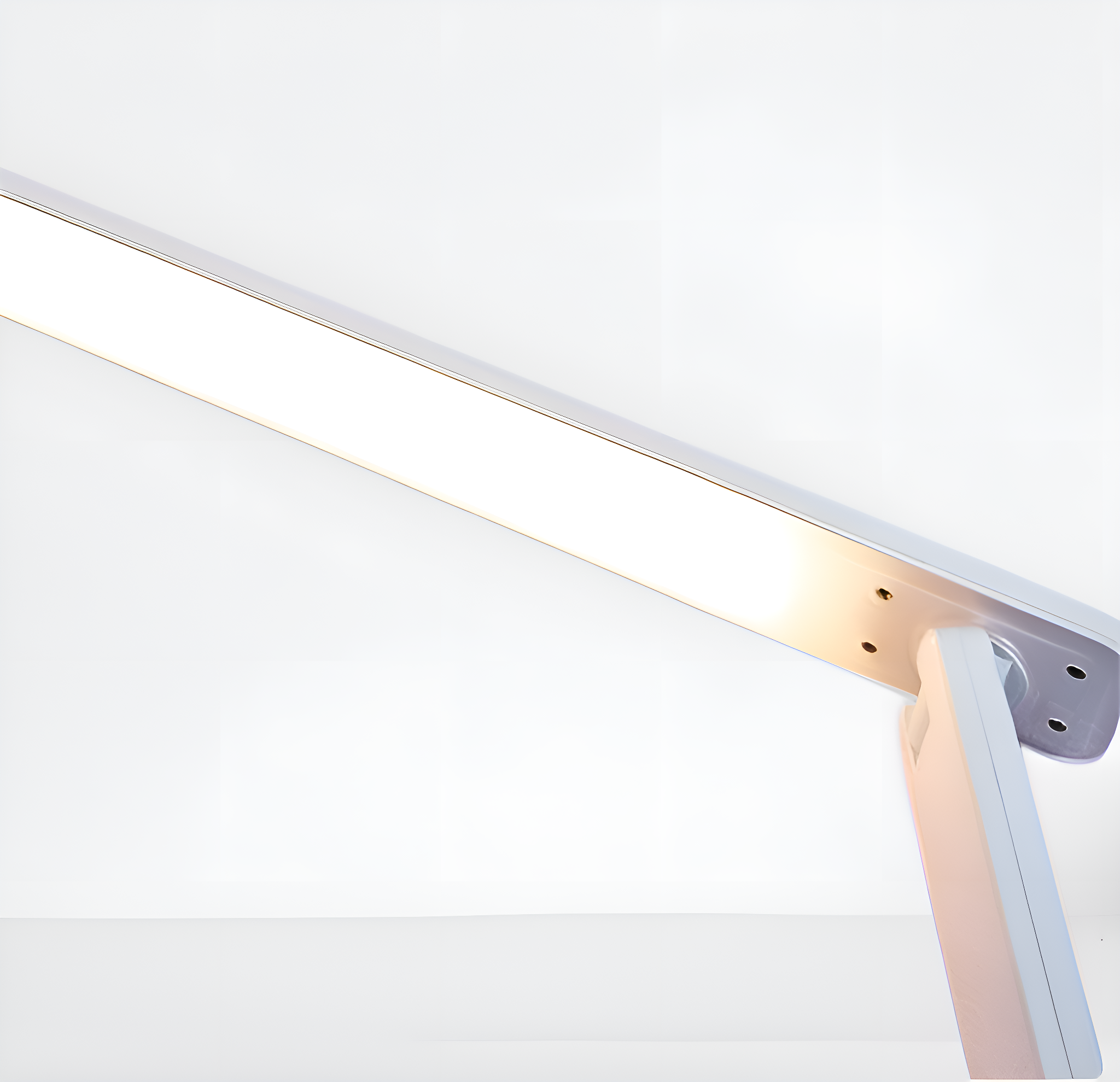 Eine weiße Schreibtischlampe. Sie hat einen langen Lichtbalken und einen weißen Stützarm.