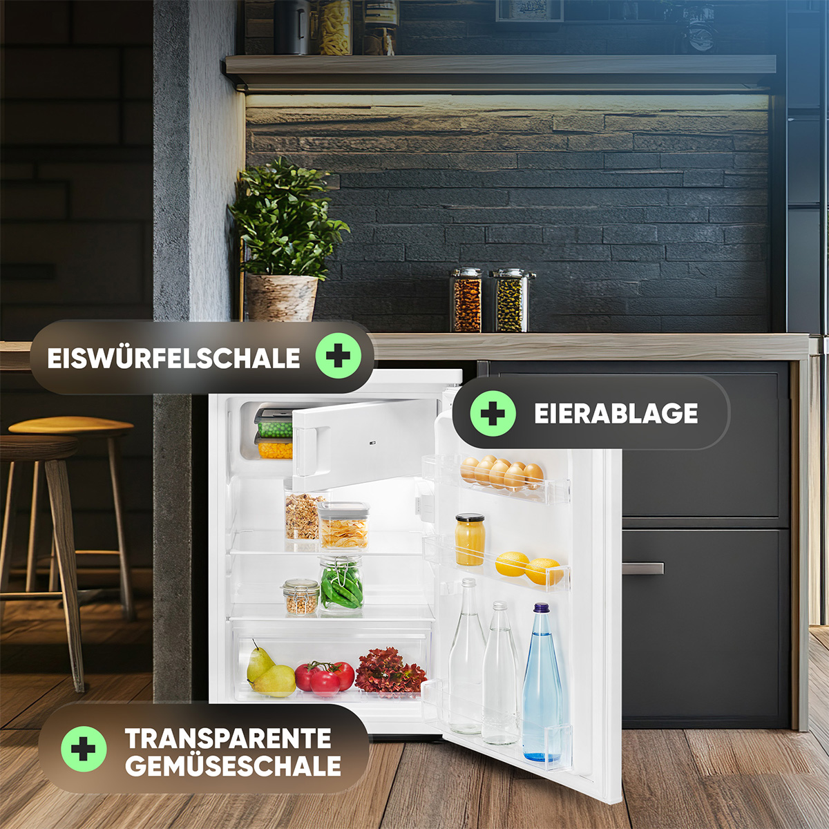 Ein kleiner Kühlschrank mit offener Tür. Innen befinden sich Gegenstände wie Gemüse und Flaschen, mit Etiketten.