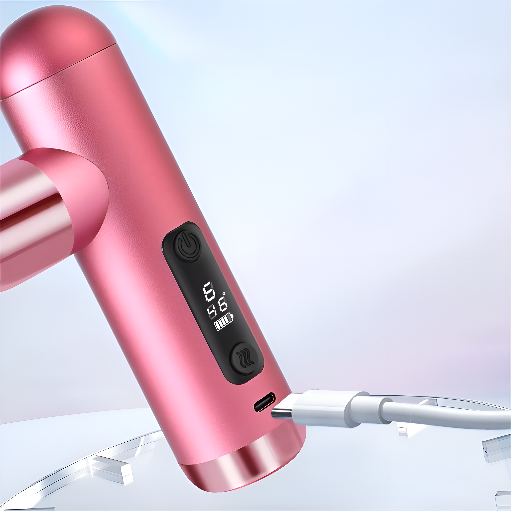 Ein roségoldenes Haarstyling-Gerät mit digitaler Anzeige und einem eingesteckten weißen Ladekabel.