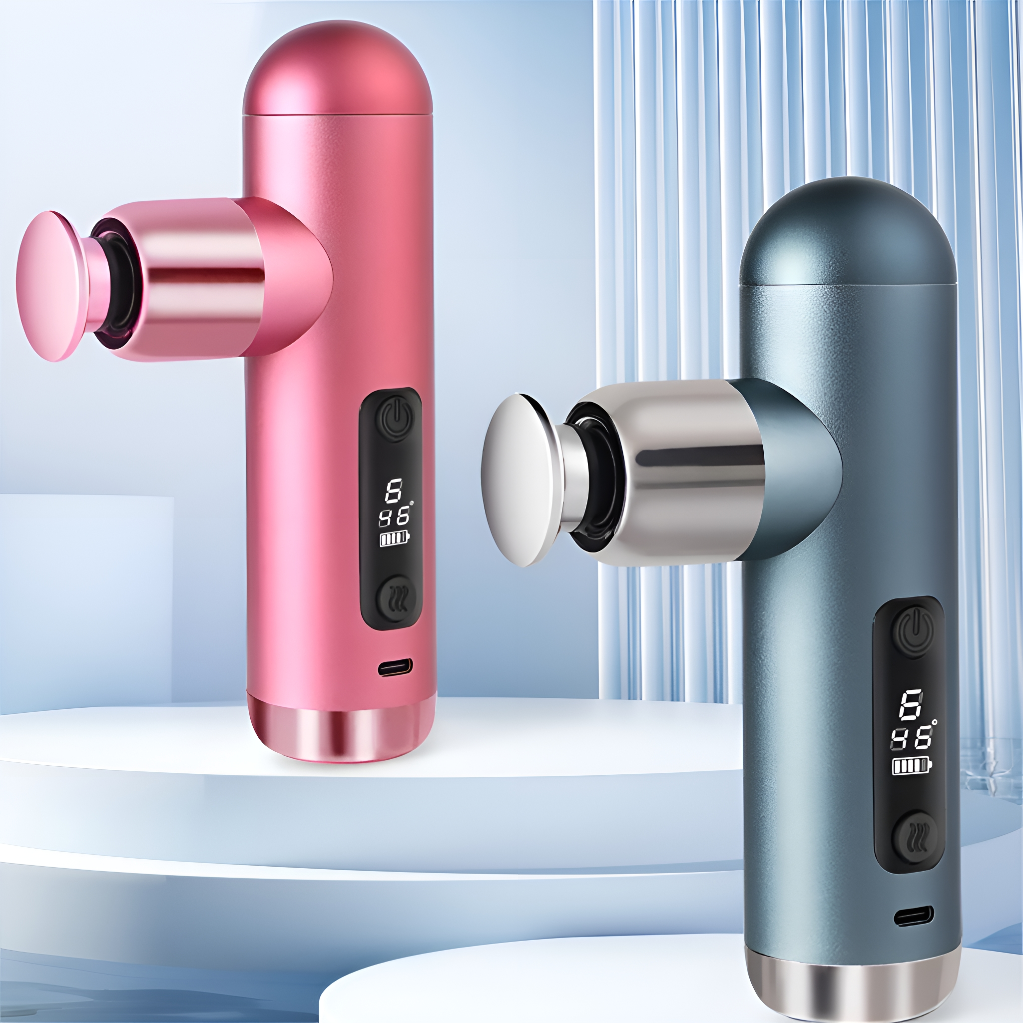 Zwei Massagepistolen, eine rosa und eine blaue, mit Digitalanzeigen, die Akku und Geschwindigkeit anzeigen.