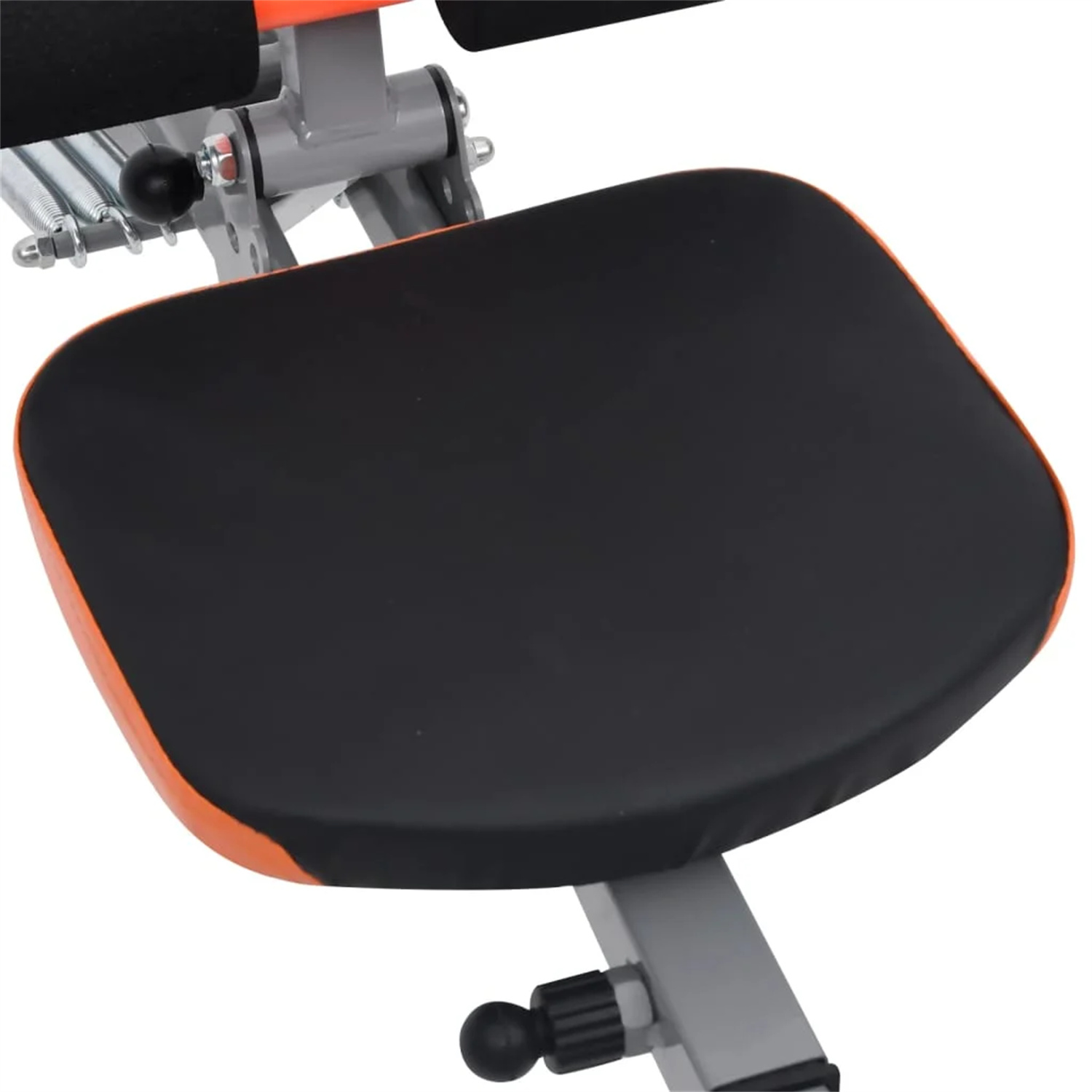 Ein Sitz eines Trainingsgeräts wird gezeigt. Der Sitz ist schwarz und orange.