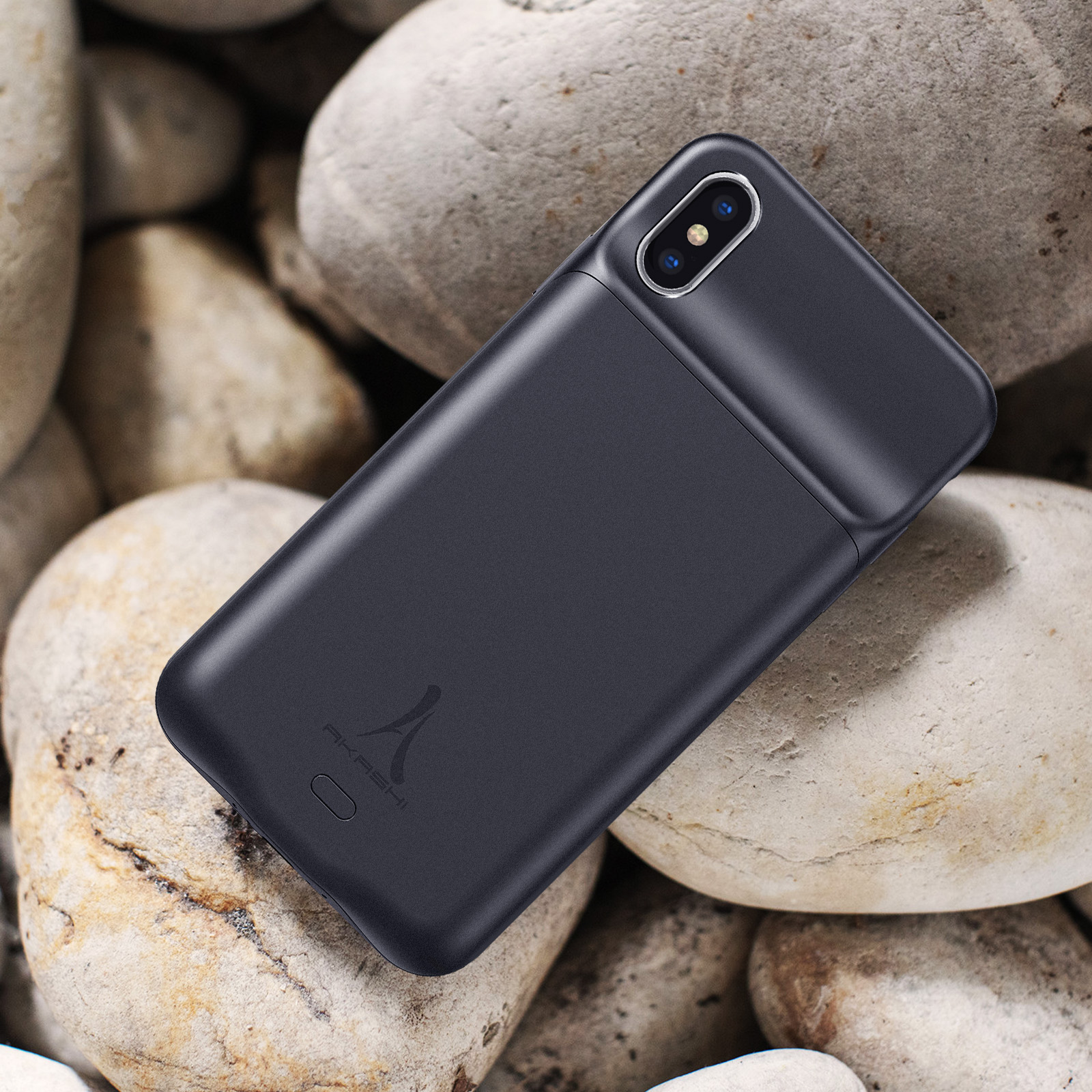 Una custodia per telefono blu scuro su un letto di rocce chiare. È visibile una fotocamera del telefono.