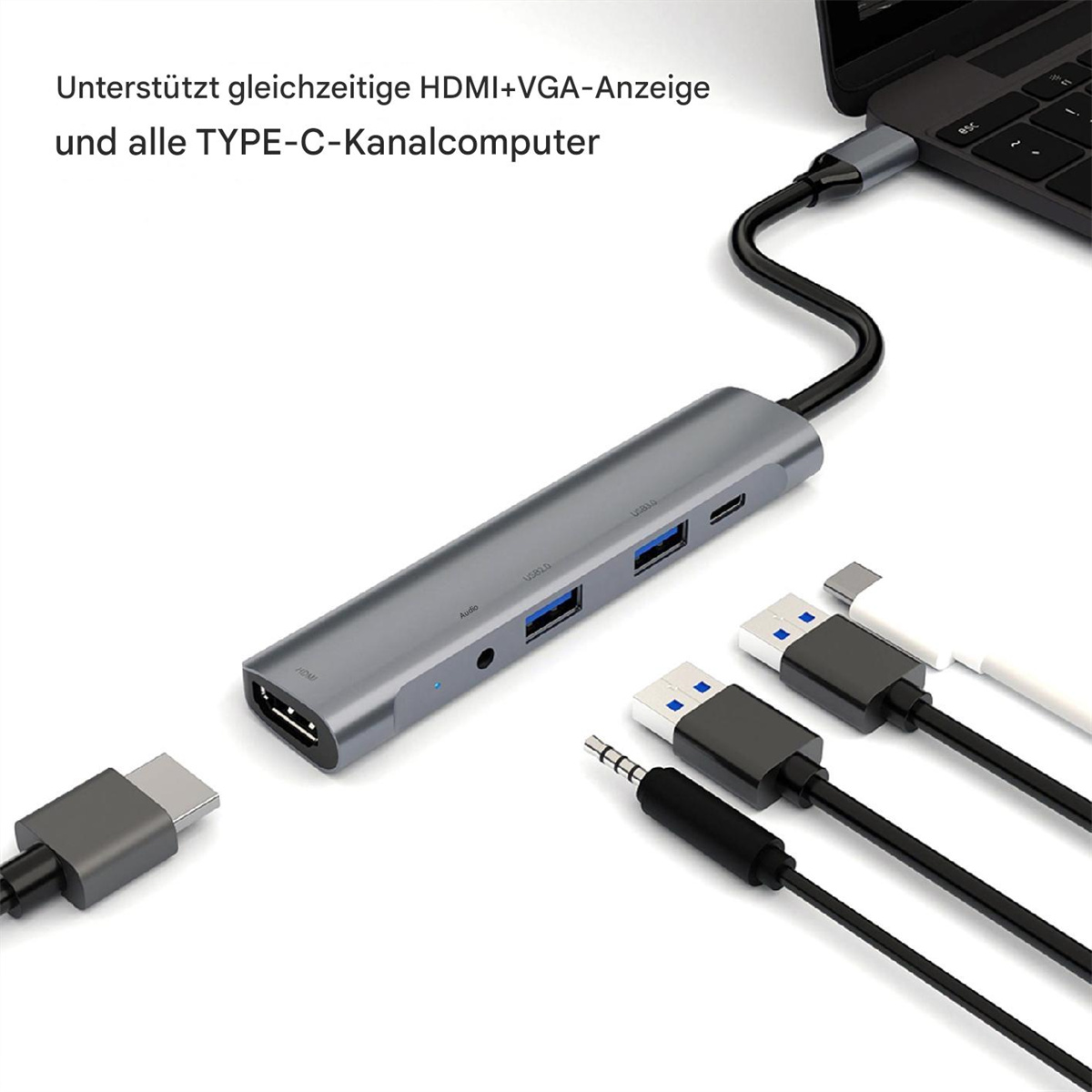 Silberner USB-Hub mit mehreren Anschlüssen und angeschlossenen Kabeln. Schwarzer Hintergrund.