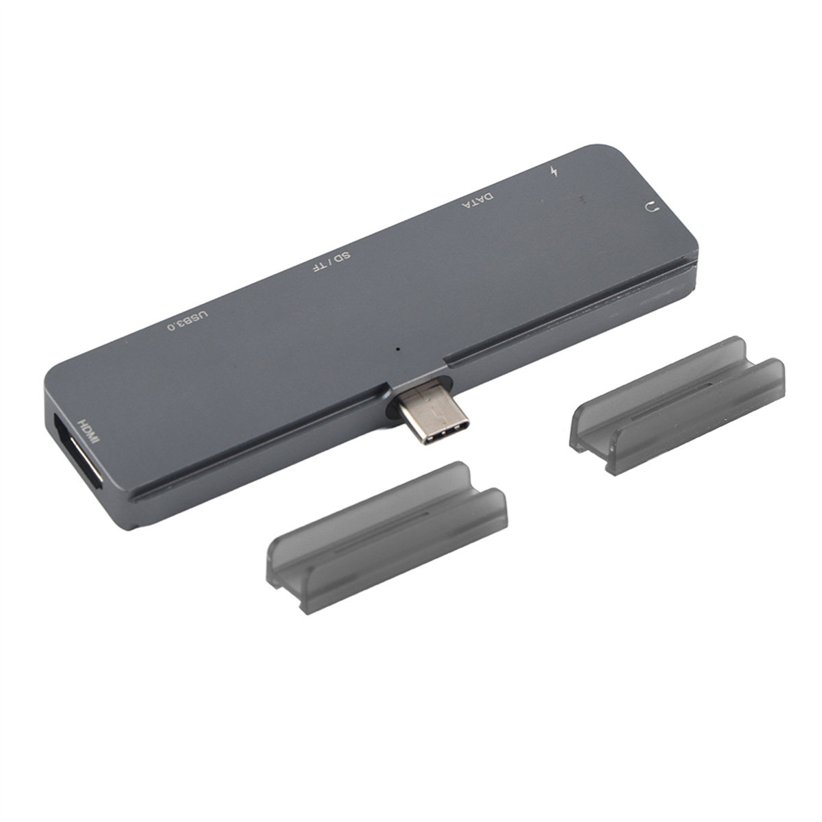 Grauer USB-C-Hub mit mehreren Anschlüssen, darunter HDMI und SD/TF. Zwei Schutzhüllen daneben auf weißem Hintergrund.