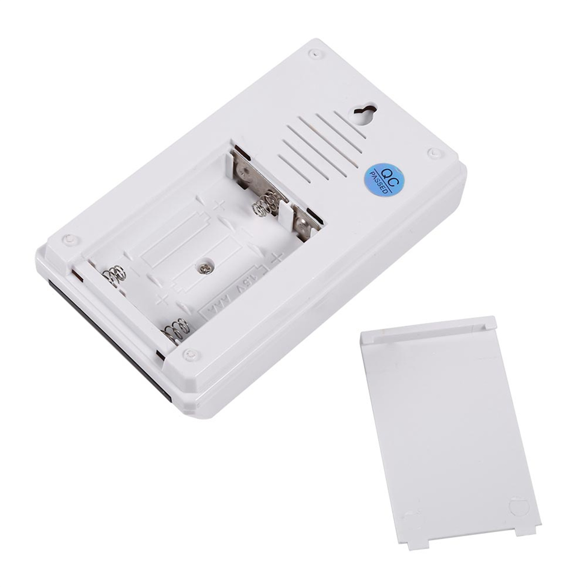 Ein weißes elektronisches Gerät mit Batteriefach und abgenommener weißer Abdeckung.