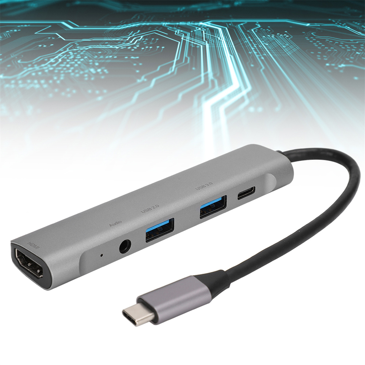 Grauer USB-Hub mit HDMI- und USB-Anschlüssen, mit schwarzem Kabel. Schaltkreise befinden sich im Hintergrund.