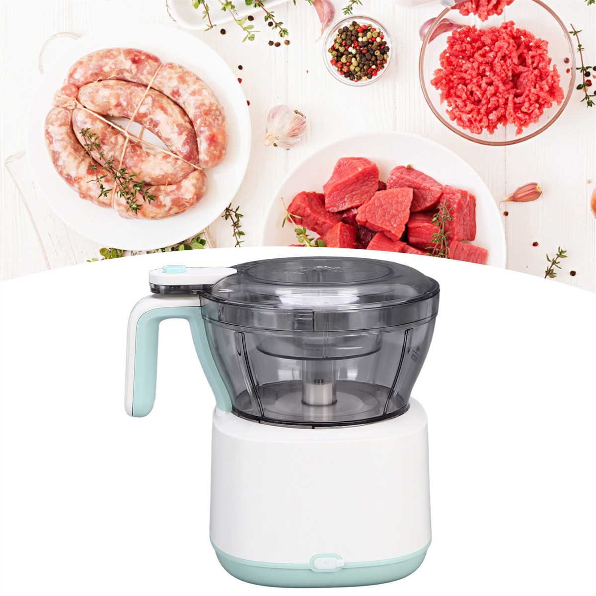 Küchenmaschine mit weißem Sockel und blauem Griff. Zutaten: Wurst, Fleisch und Hackfleisch.