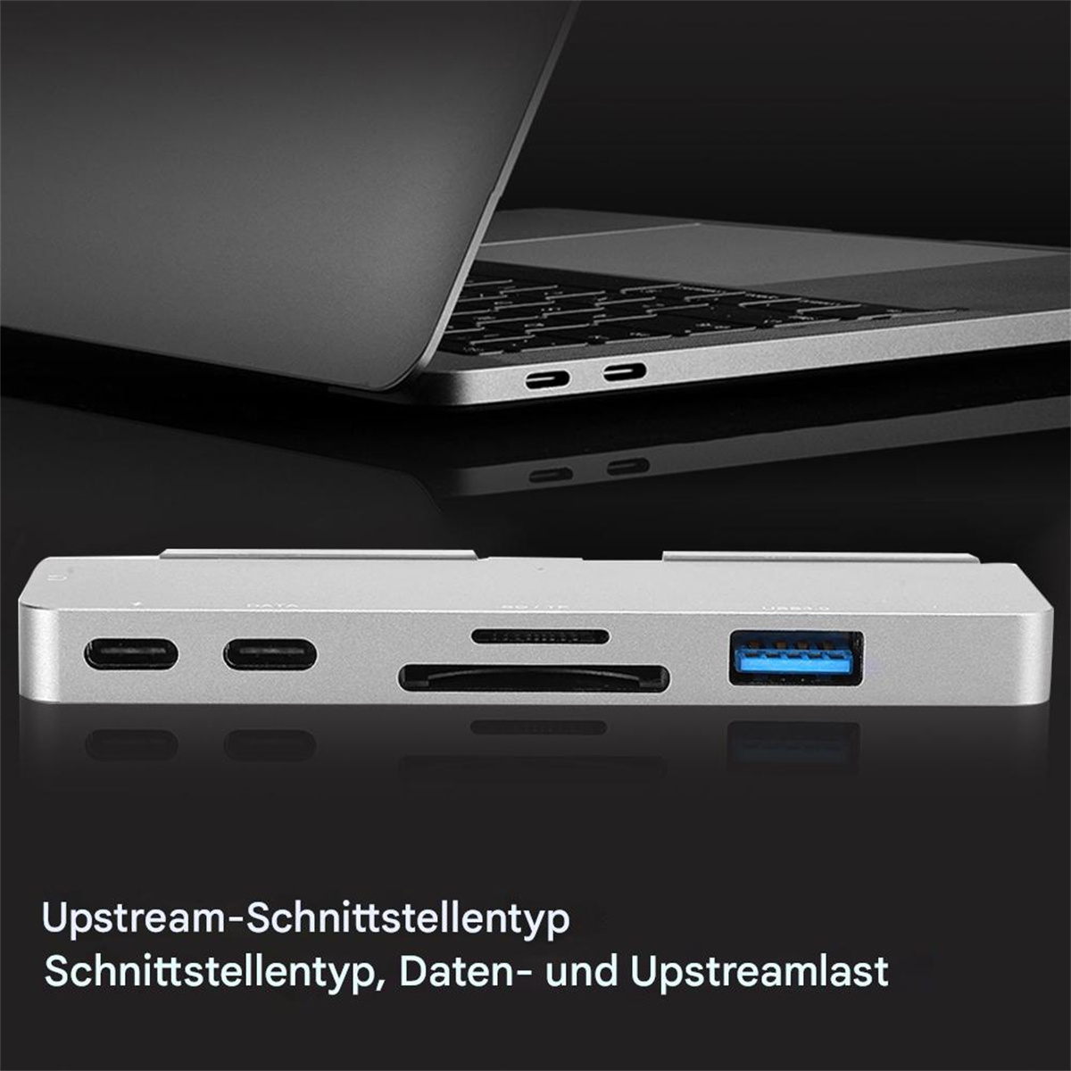 Ein silberner Hub mit mehreren Anschlüssen, angeschlossen an einem Laptop auf dunklem Grund.