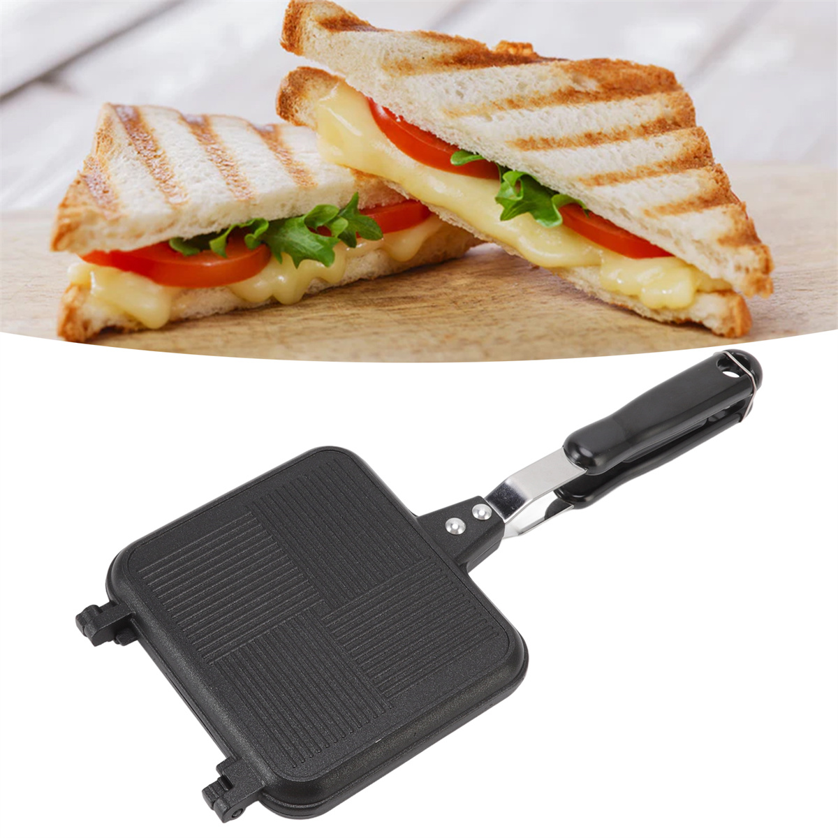 Zwei Hälften eines gegrillten Käsesandwiches und ein schwarzer Sandwichmaker liegen auf Holz.