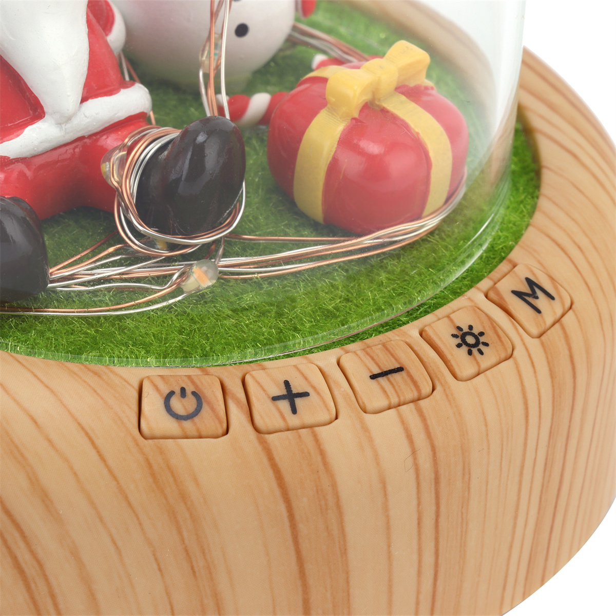 Schneekugel mit Weihnachtsmann, Geschenken und einem beleuchteten Holzsockel.