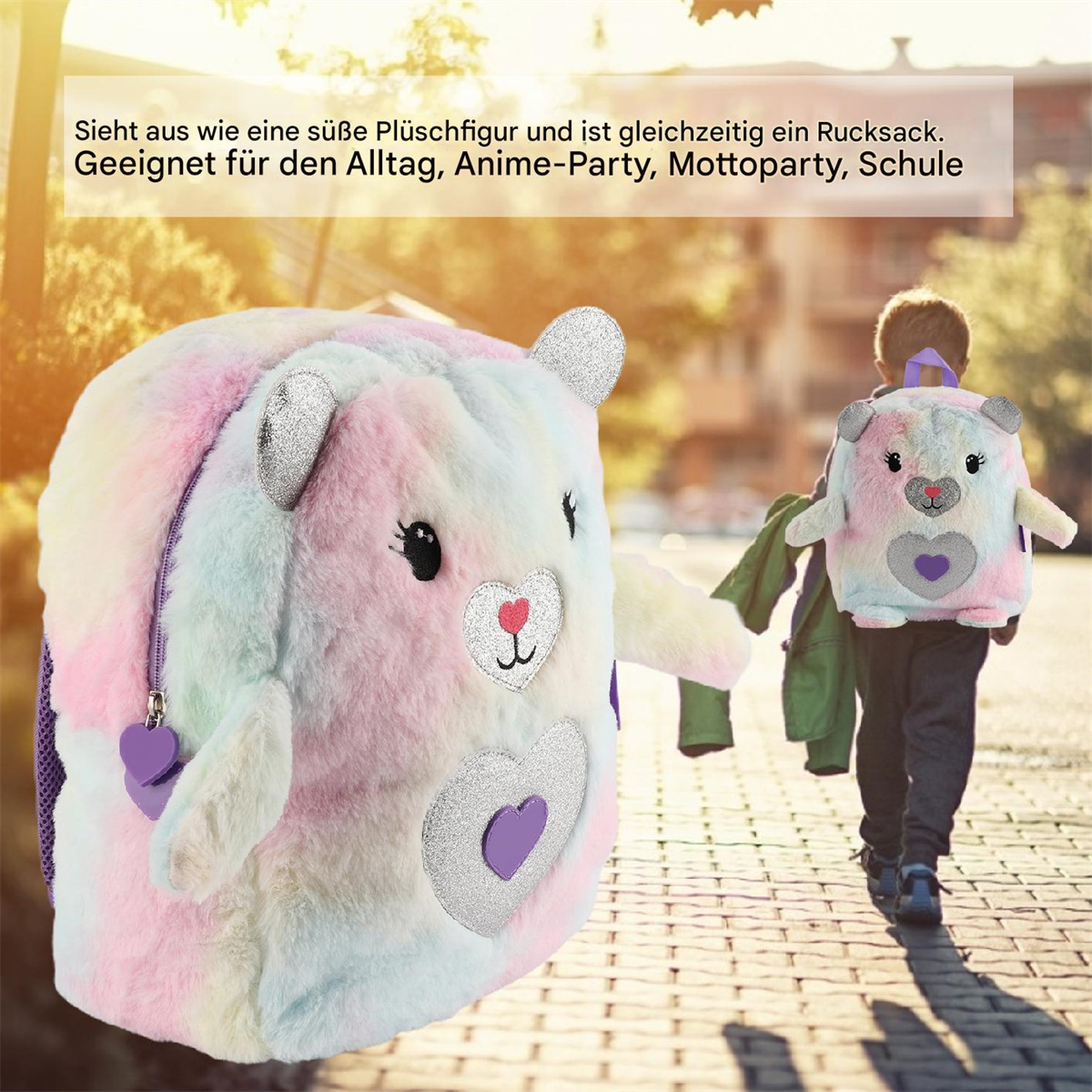 Ein flauschiger Bärenrucksack in Pastellfarben, im Hintergrund ein Kind mit passendem Rucksack.