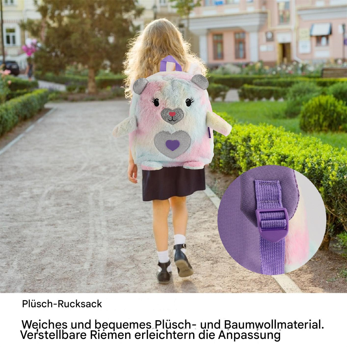 Mädchen mit buntem Bären-Rucksack. Lila Träger. Grünes Gras und sonniger Hintergrund.