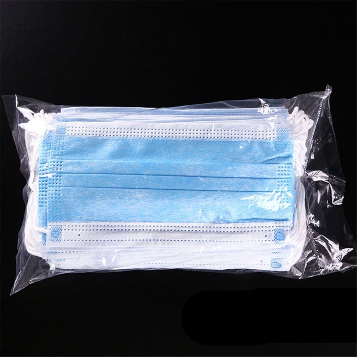 Ein Paket aus blau-weißen Gesichtsmasken.