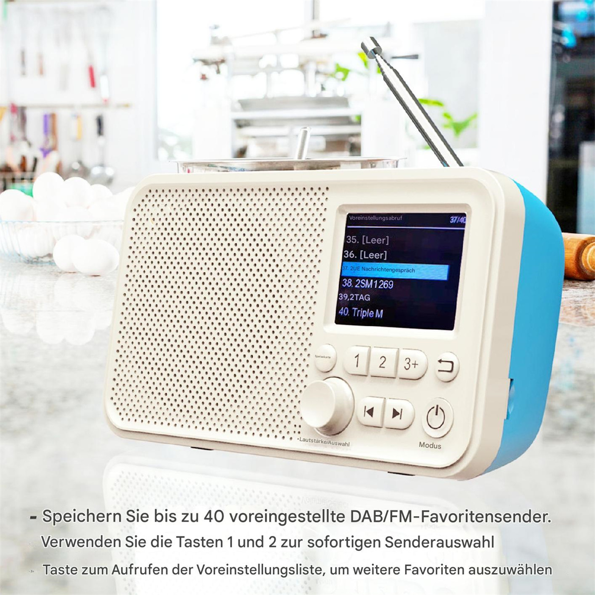 Weiß-blaues Radio mit Display, das Radiosenderinformationen und Tasten zeigt.