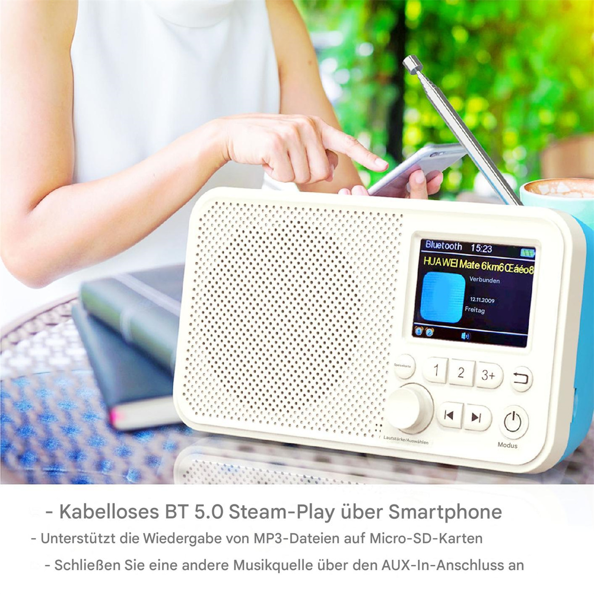 Eine Person benutzt ein Radio im Retro-Stil. Das Radio hat einen Bildschirm und Knöpfe. Ein Smartphone ist sichtbar.