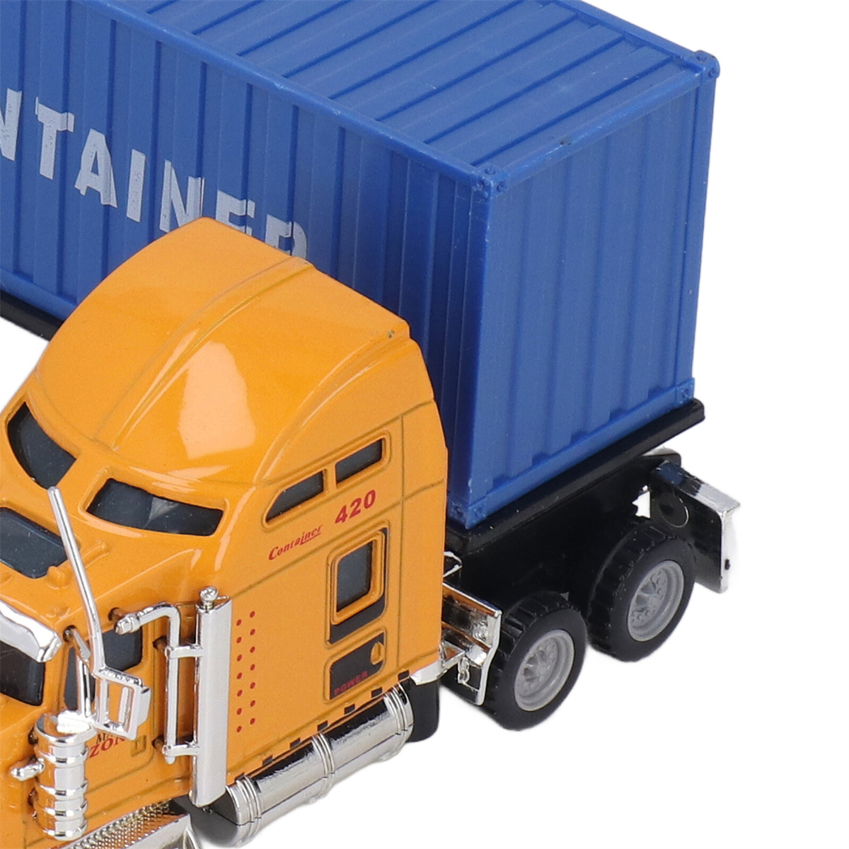 Spielzeug-LKW mit orangefarbener Kabine und blauem Container. Details wie Räder und Text sind sichtbar.