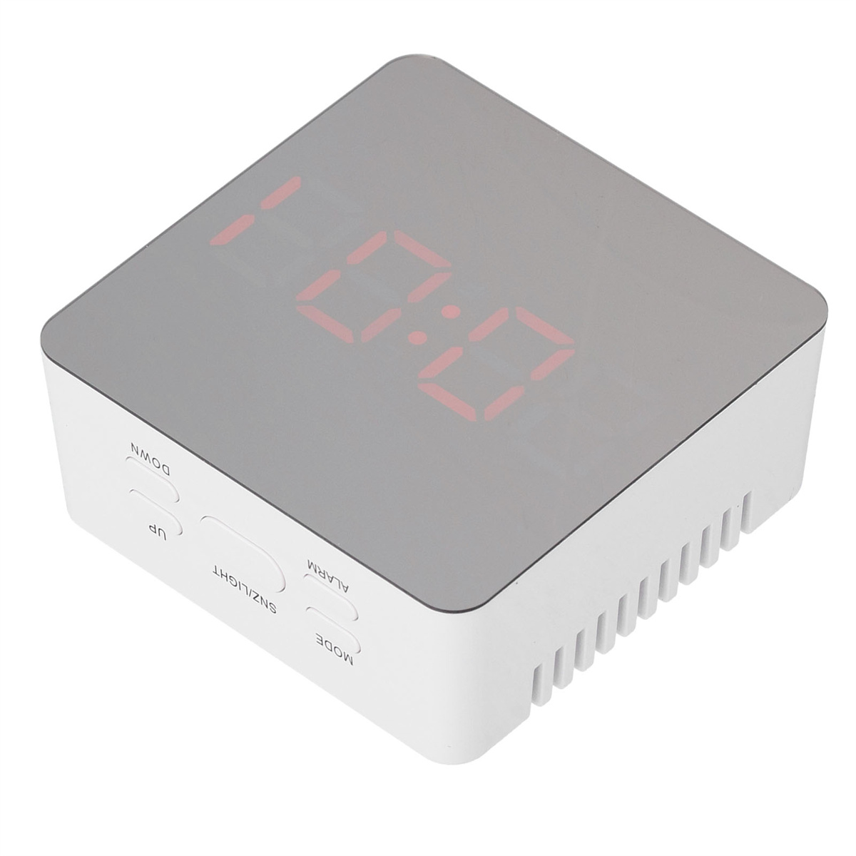 Eine weiße Digitaluhr mit roten Ziffern und Knöpfen. Sie steht auf einer weißen Oberfläche.