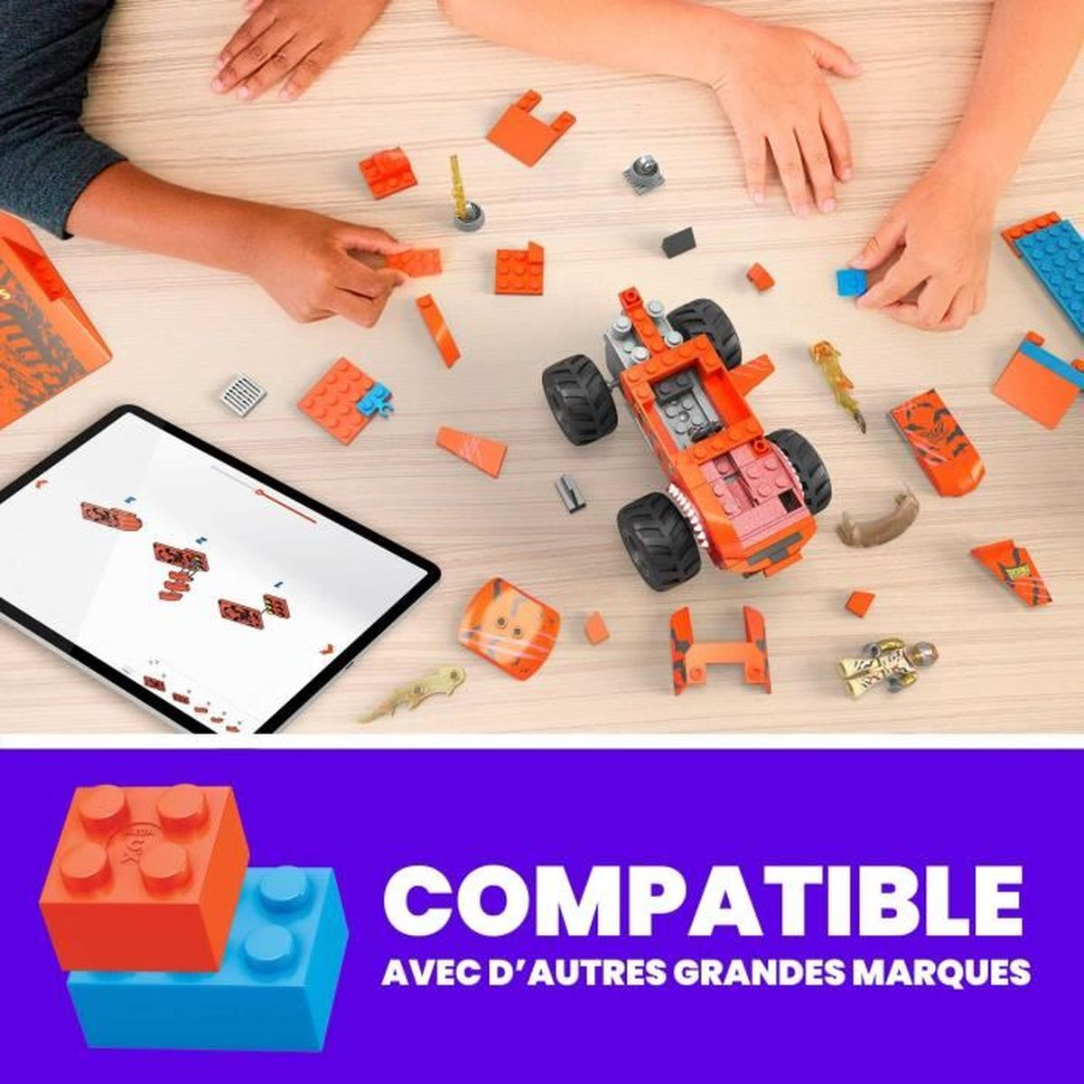 Ręce układają zabawki-klocki na drewnianym stole. Tablet wyświetla plan budowy.