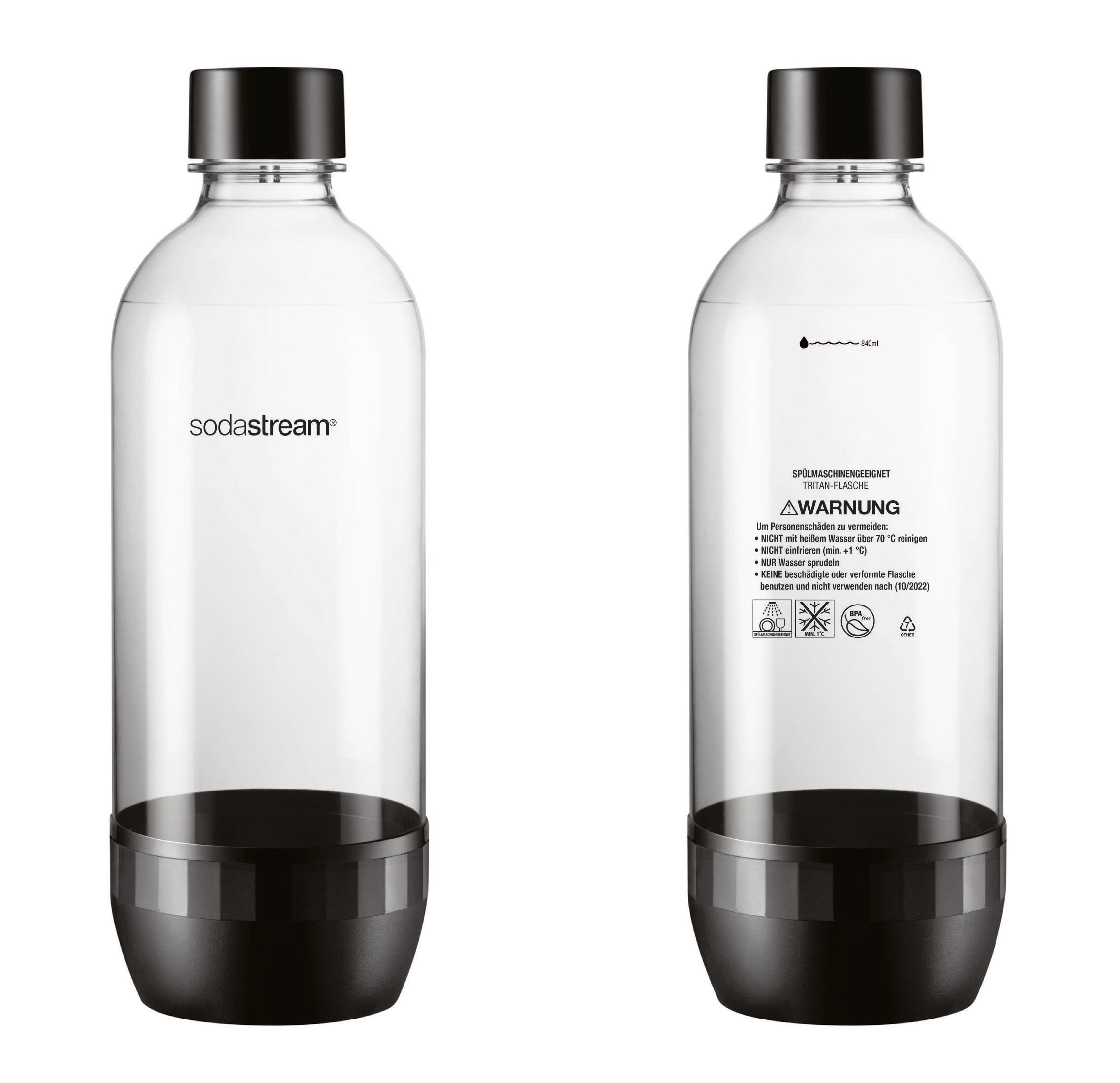 Zwei Sodawasserflaschen mit schwarzen Böden und Deckeln. Eine Flasche zeigt das Markenlogo, die andere Text.