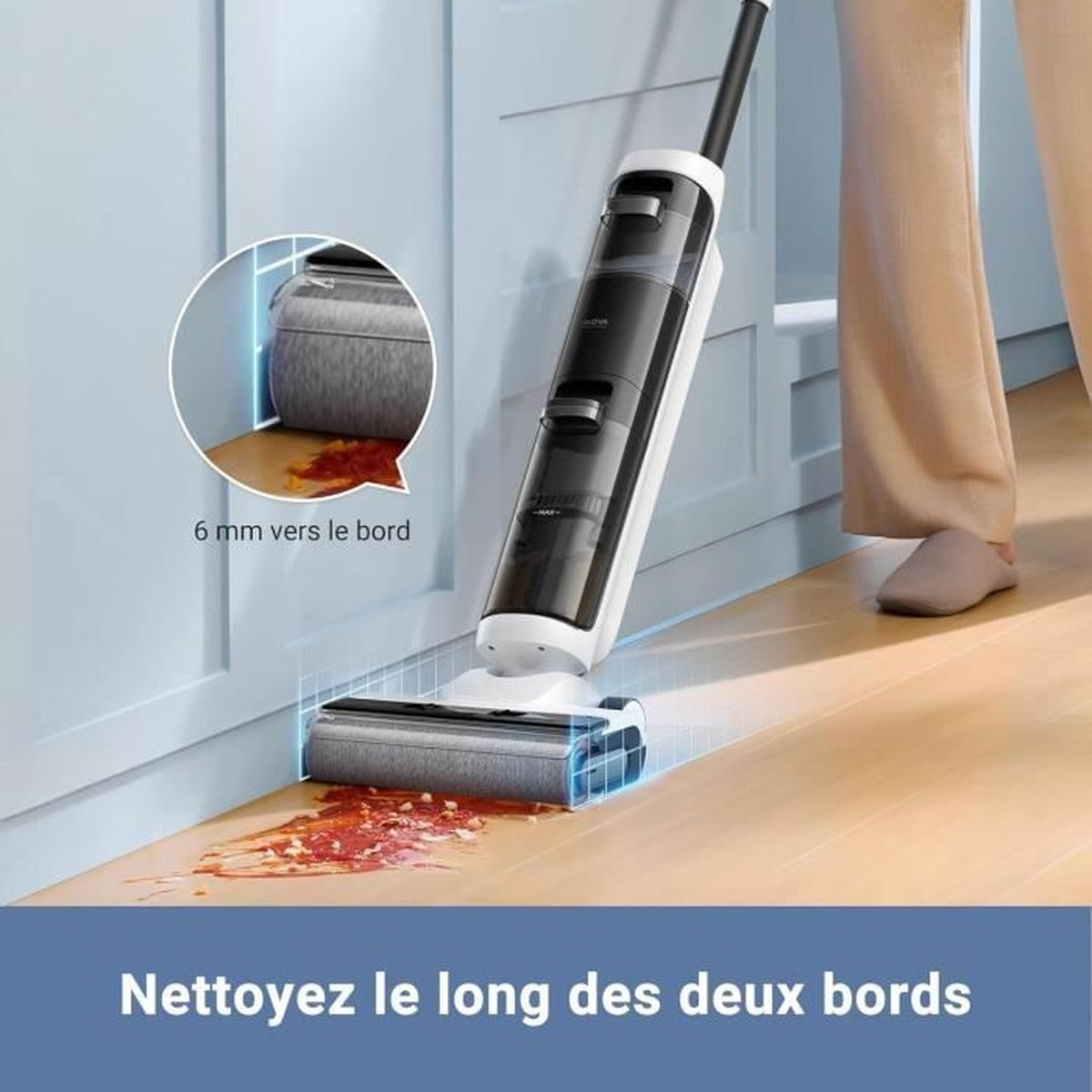 Un aspirateur nettoyant le long des bords d'un plancher en bois, montrant des détails.