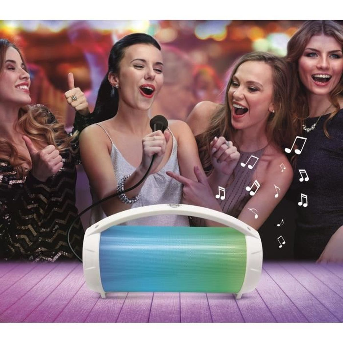 Grupo de mujeres cantando, con un altavoz al frente.