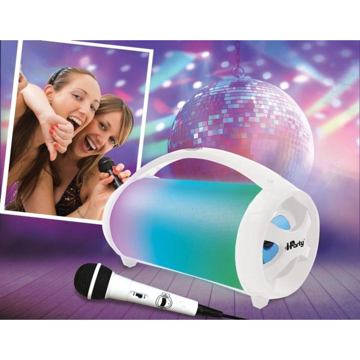 Dos mujeres sosteniendo un micrófono y un altavoz de fiesta blanco con luces.
