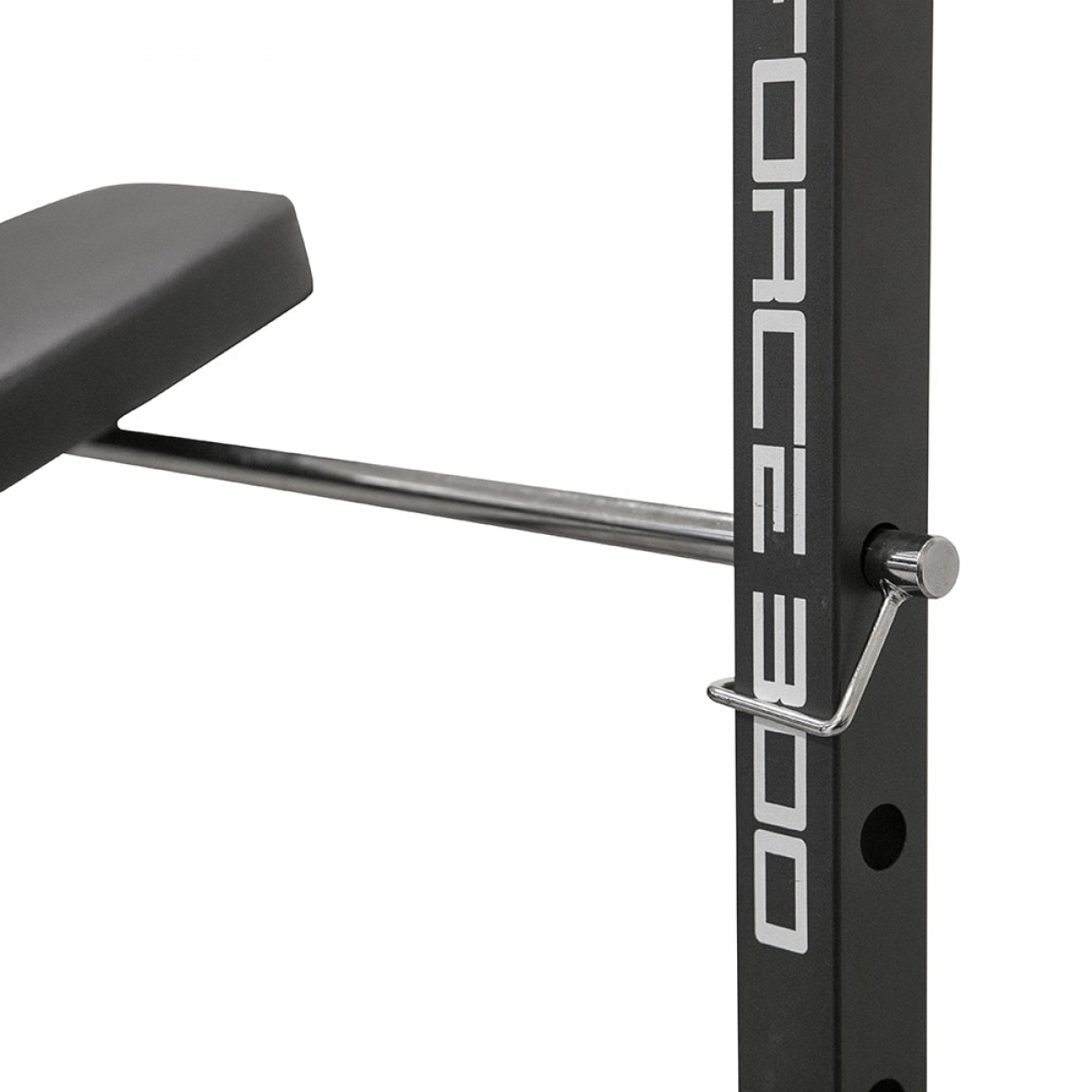 Un cadre de banc de musculation noir avec une barre argentée. Les mots FORCE 300 sont imprimés.