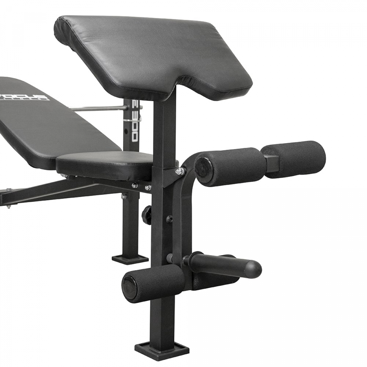 Banc de musculation noir avec siège rembourré, coussin de prédicateur et supports de jambes.