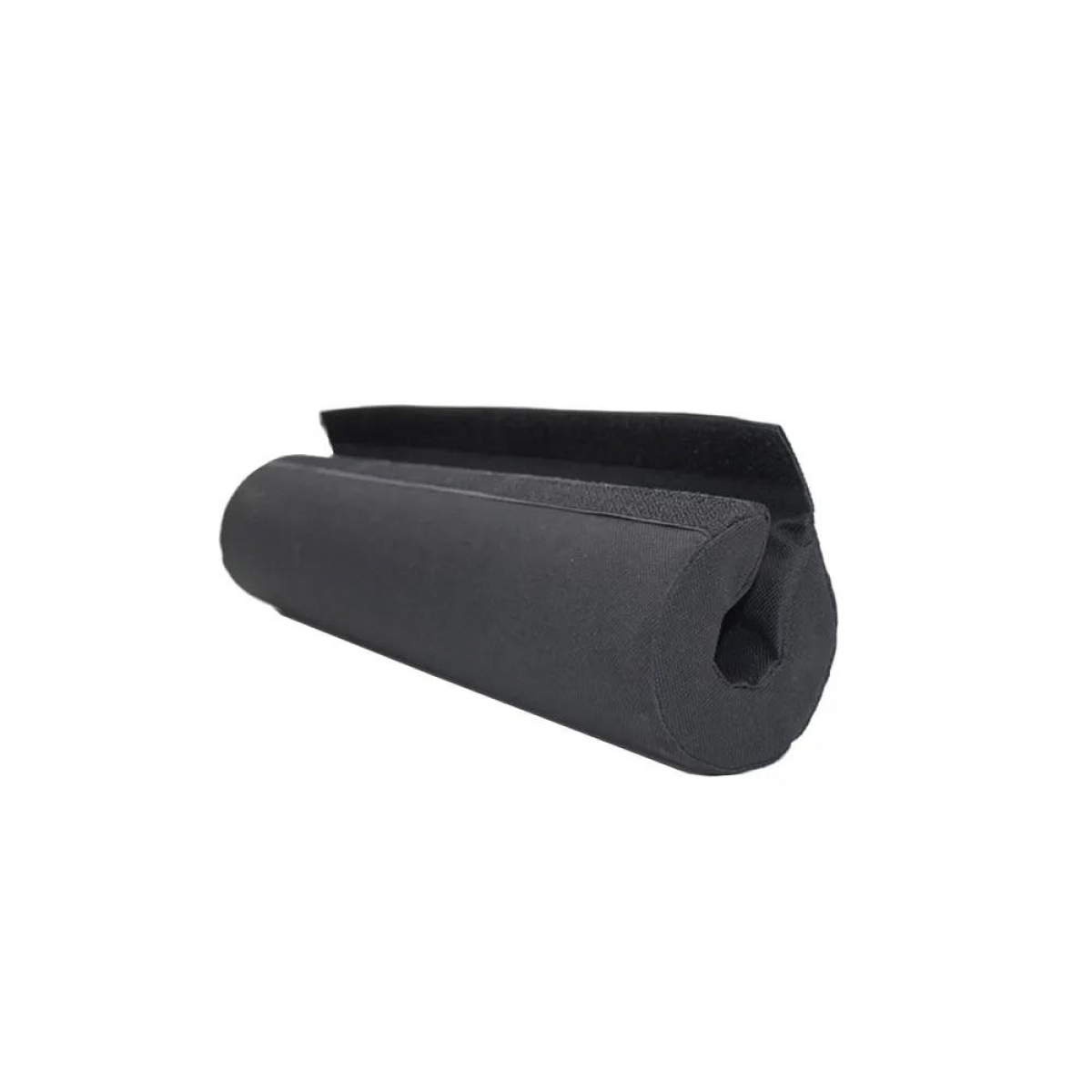 Zwarte halterstangpad. Cilindrisch schuim, met klittenbandsluiting, op witte achtergrond.