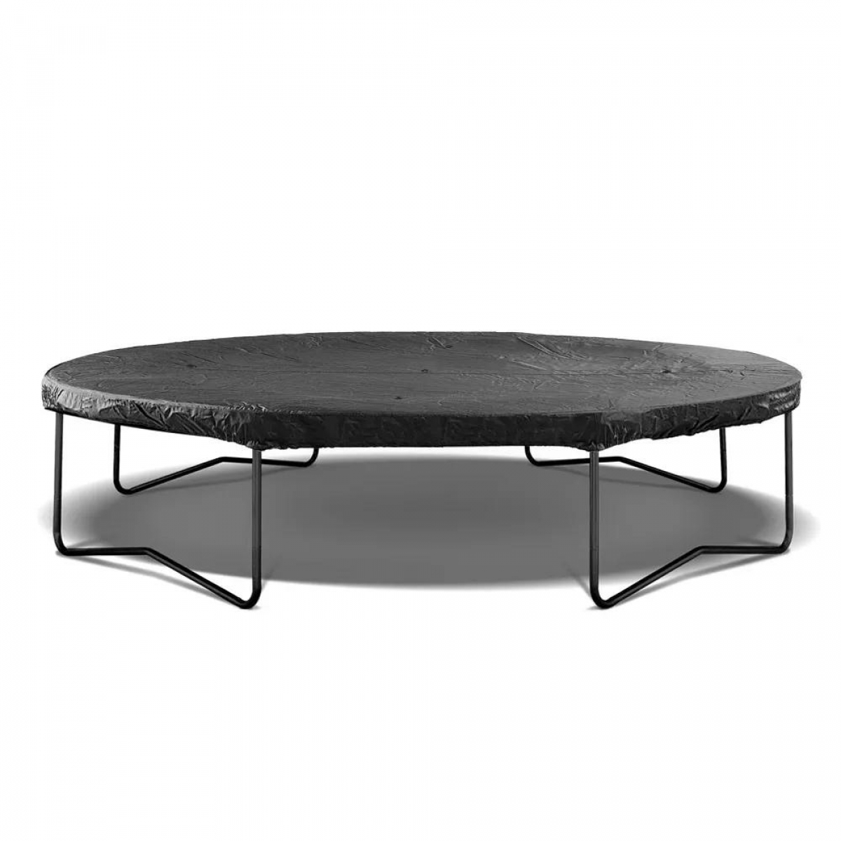 Un trampoline noir avec une housse noire sur fond blanc. Le trampoline a des pieds noirs.