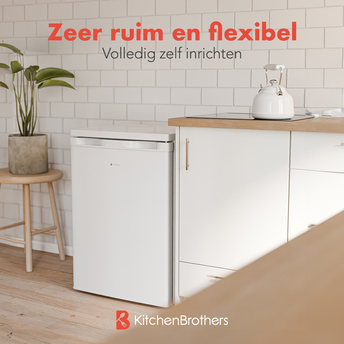 Mini-réfrigérateur blanc dans une cuisine. Une plante sur un tabouret. Texte : Très spacieux et flexible.