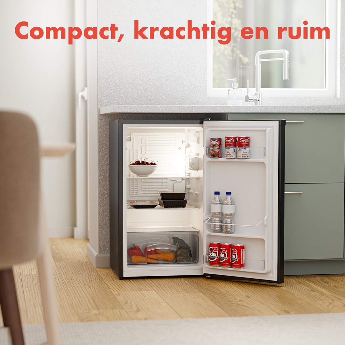 Mini-réfrigérateur ouvert, rempli de nourriture et de boissons. Texte : Compact, puissant et spacieux.