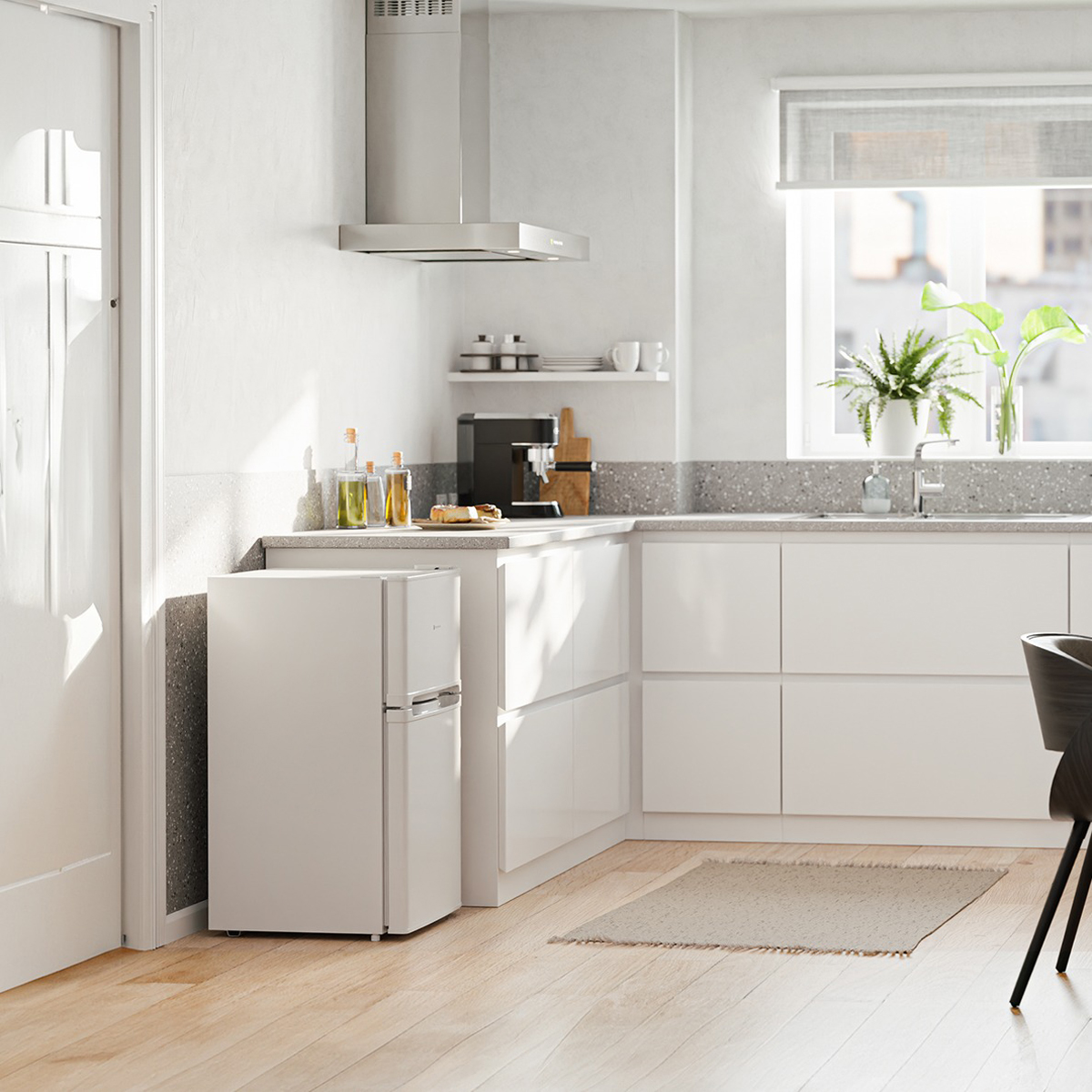 Réfrigérateur blanc dans une cuisine moderne. Cuisine avec placards blancs, fenêtre, parquet.