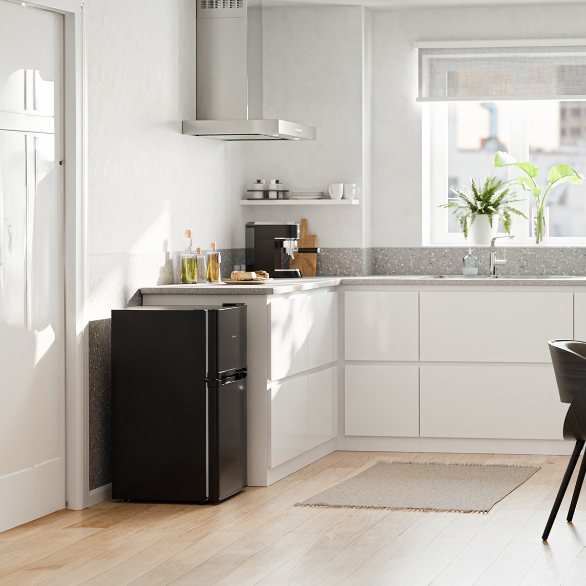 Réfrigérateur noir dans une cuisine. Design moderne avec autres appareils de cuisine.