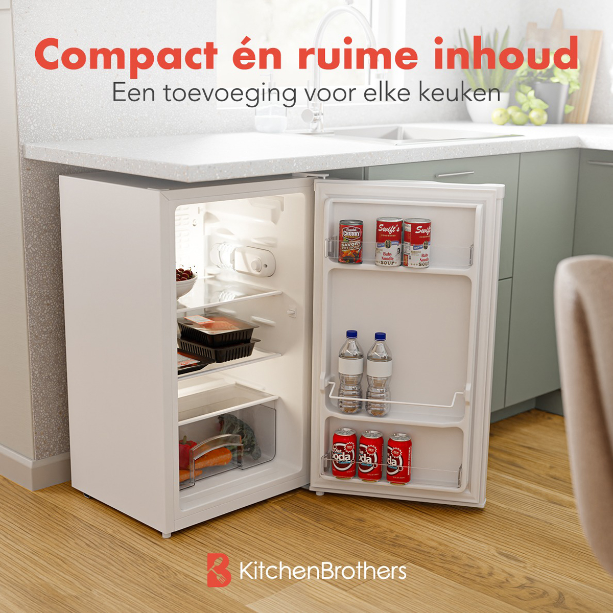 Un mini-réfrigérateur blanc avec la porte ouverte, montrant aliments et boissons. Un cadre de cuisine en arrière-plan.