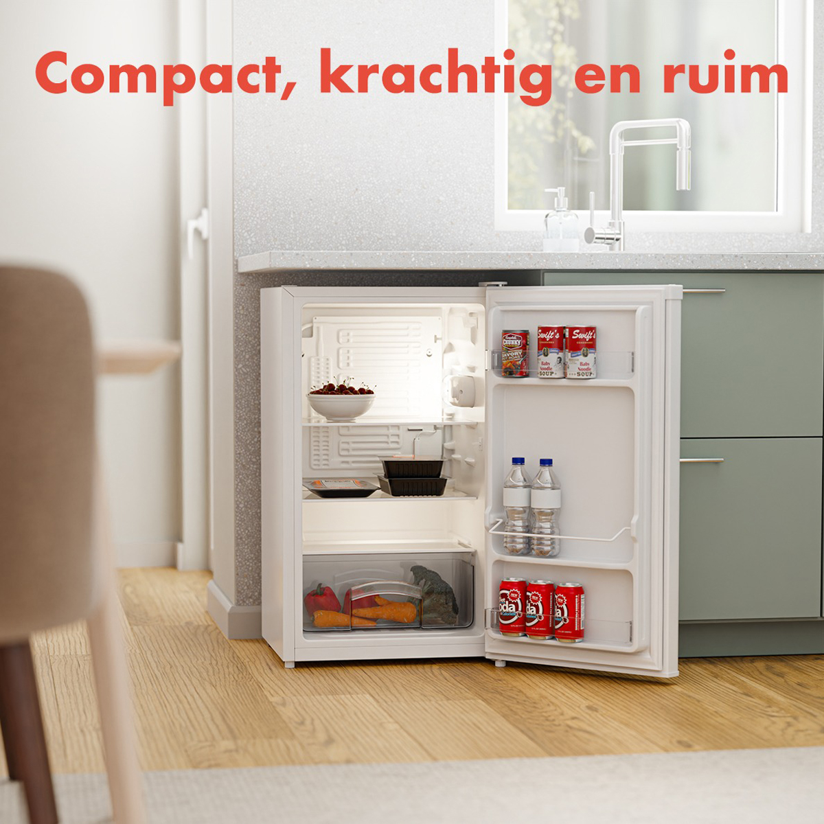 Scène de cuisine avec un petit réfrigérateur. La porte est ouverte, montrant des aliments.
