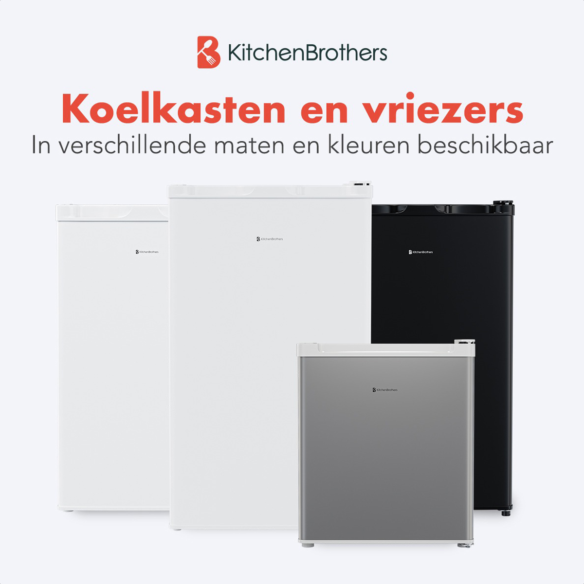 Quatre réfrigérateurs de différentes tailles et couleurs. Tous sont blancs, gris et noirs. La marque est KitchenBrothers.