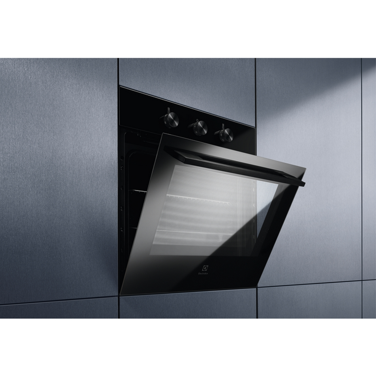 Forno nero con la porta aperta, che mostra l'interno e i controlli.