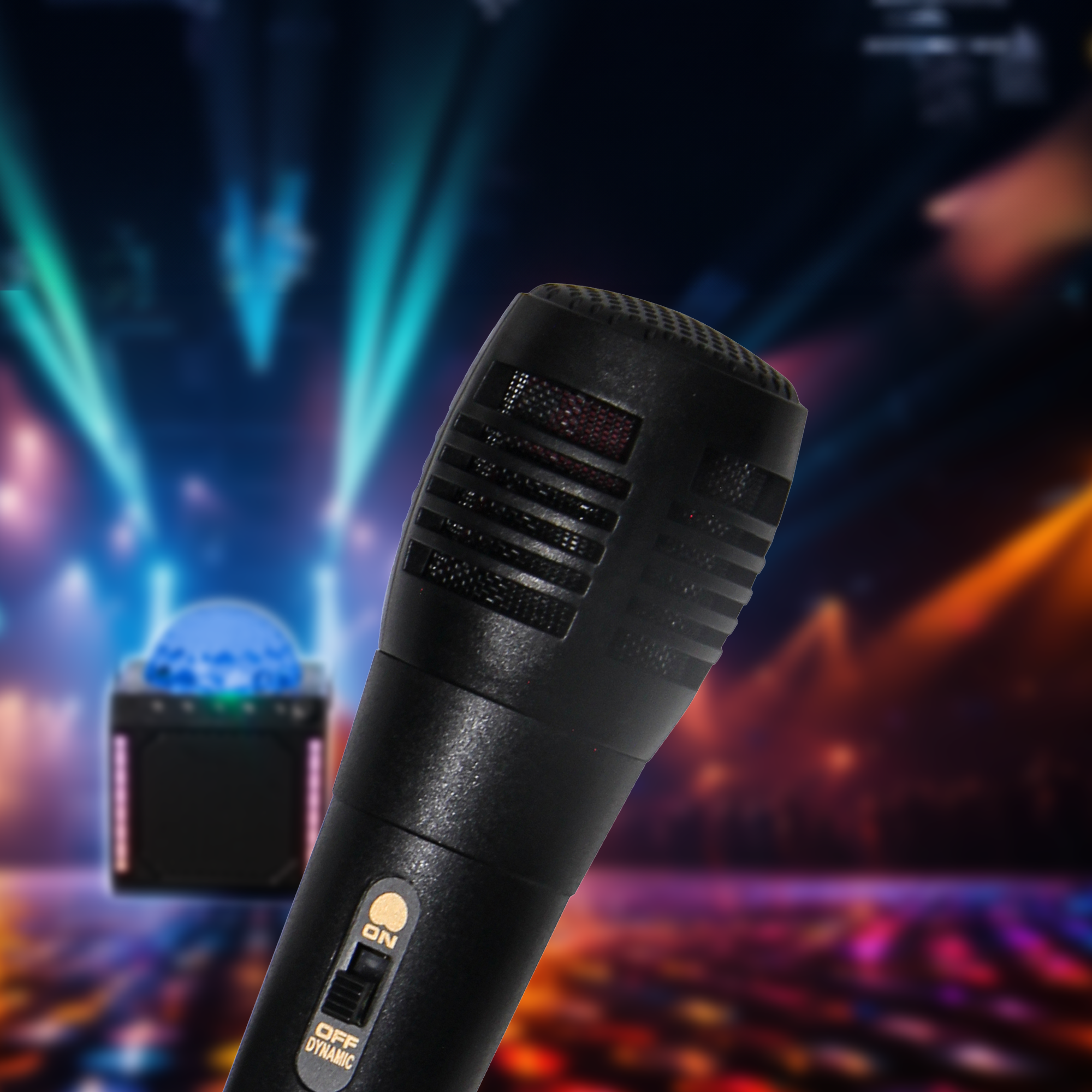 Zwarte microfoon met 'aan'-schakelaar en een discobal op de achtergrond.