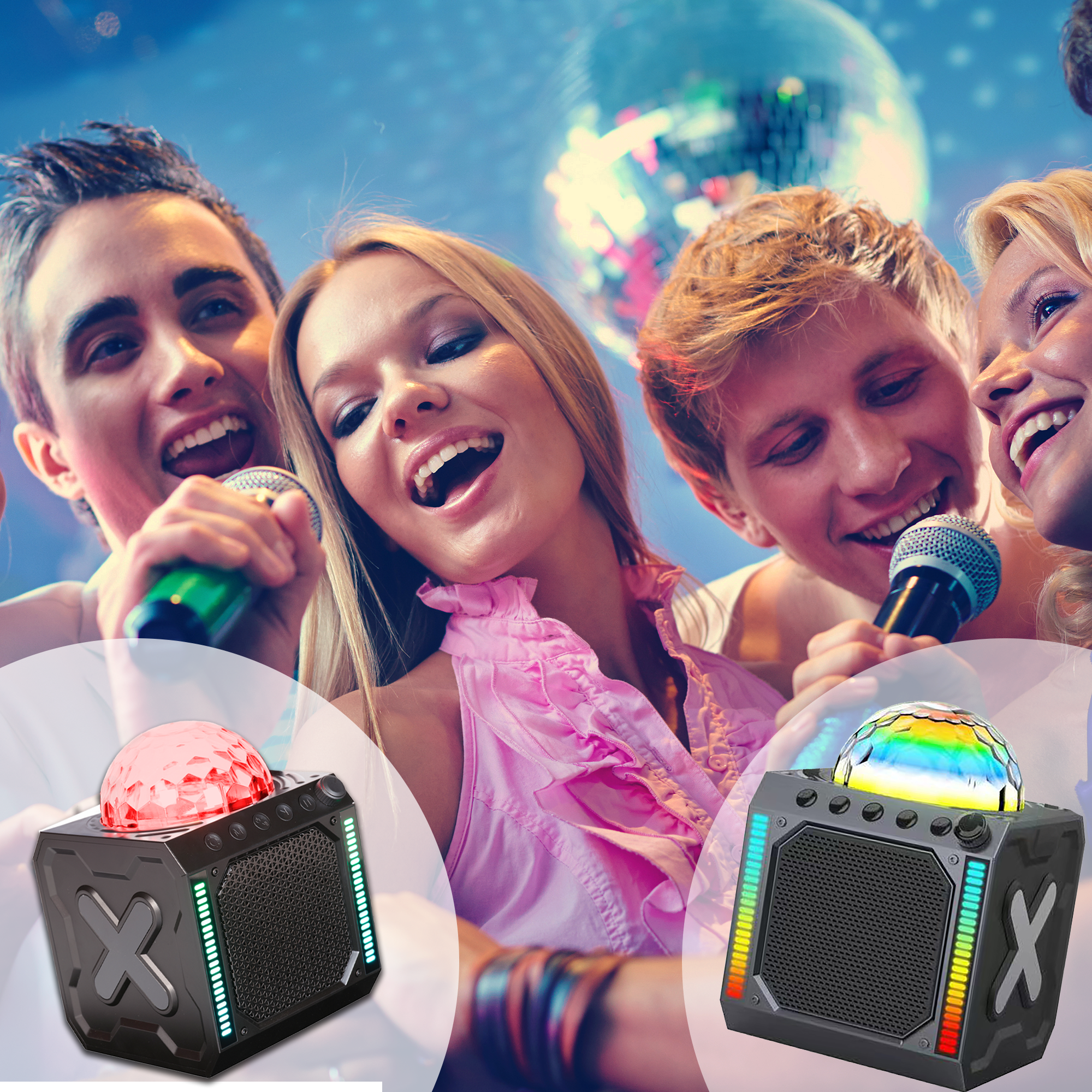 Mensen zingen in microfoons in een club, met een discobal.