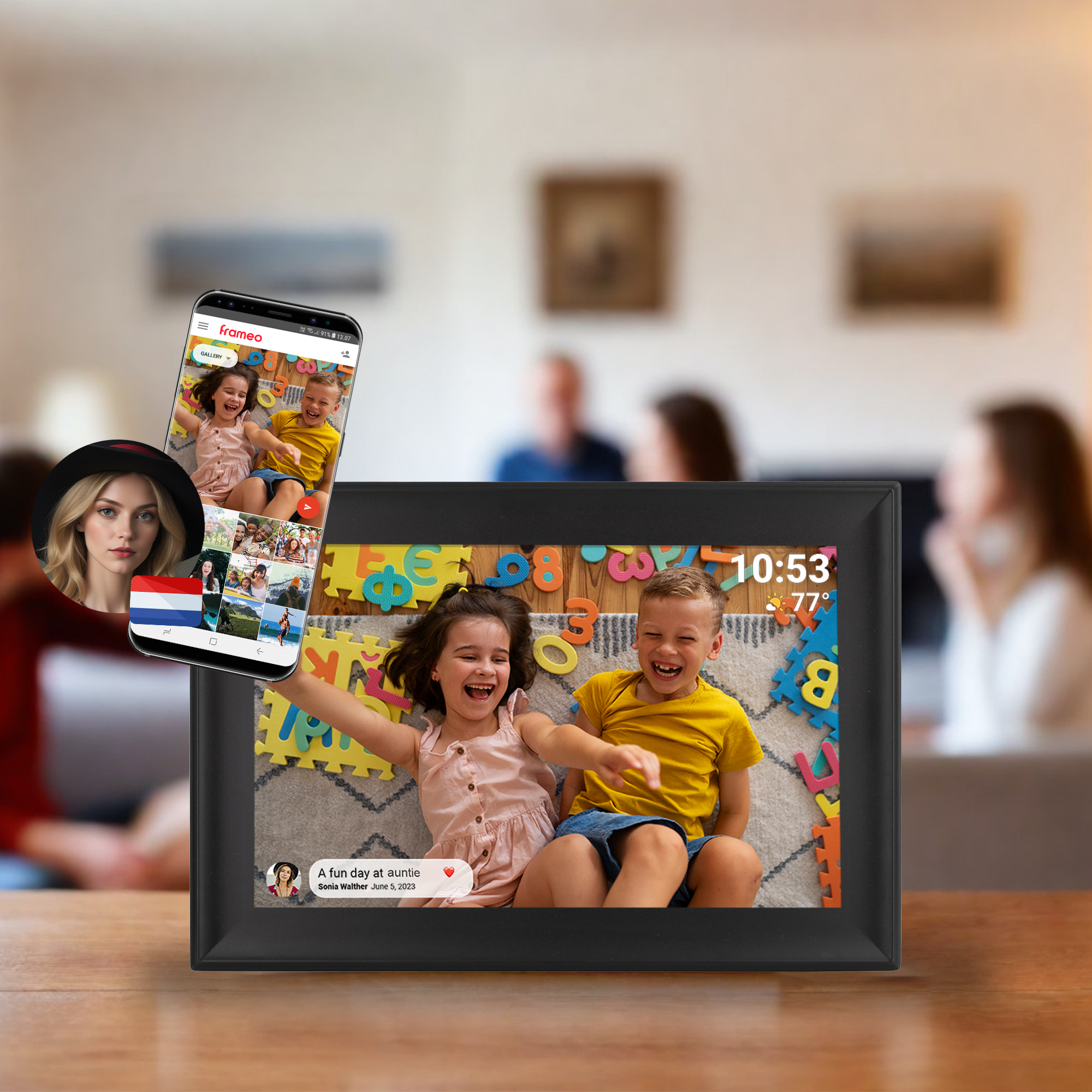 Un cadre photo numérique avec un téléphone affichant des photos, une femme et une photo de deux enfants.