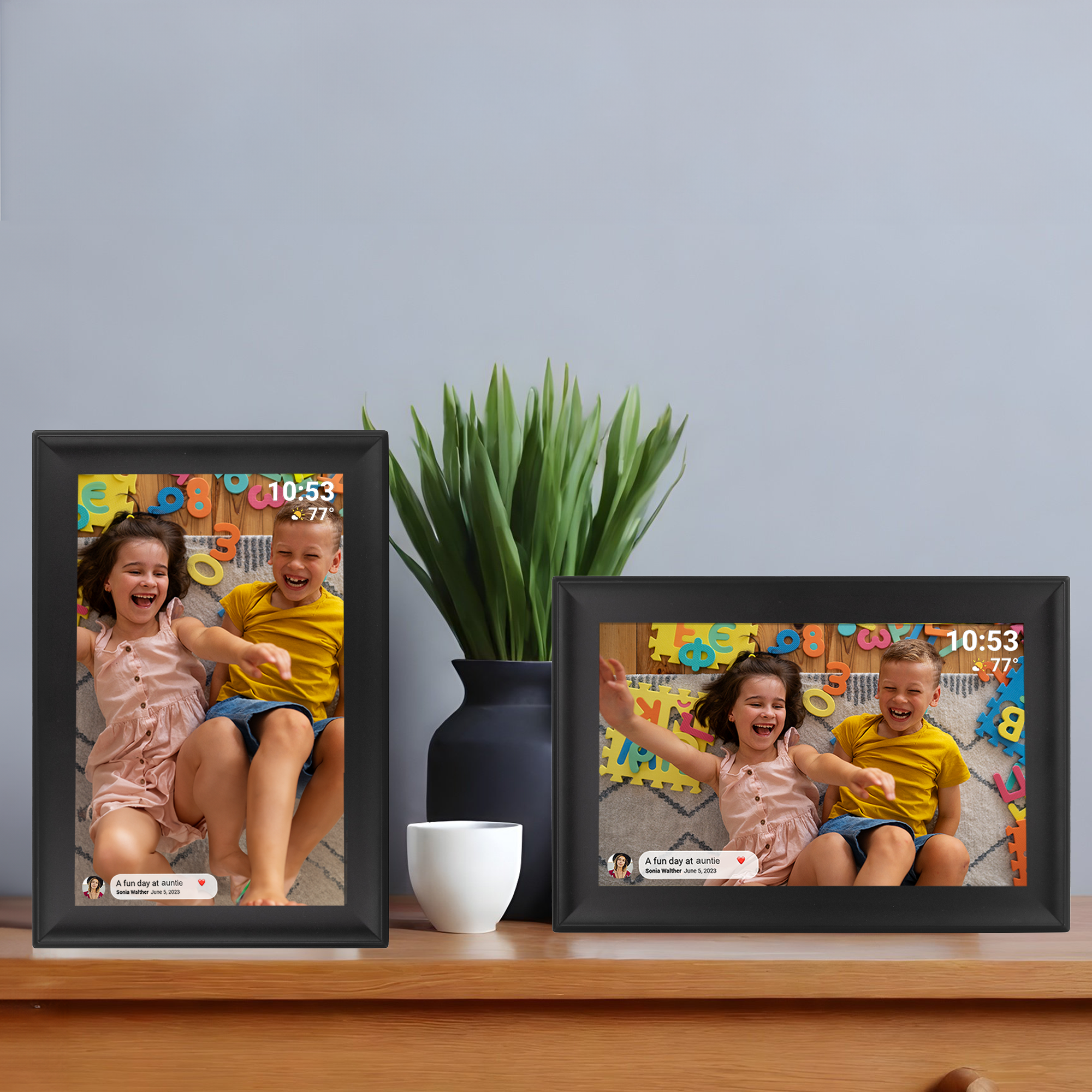 Deux cadres photo numériques sur une table en bois, chacun affichant une photo d'enfants.