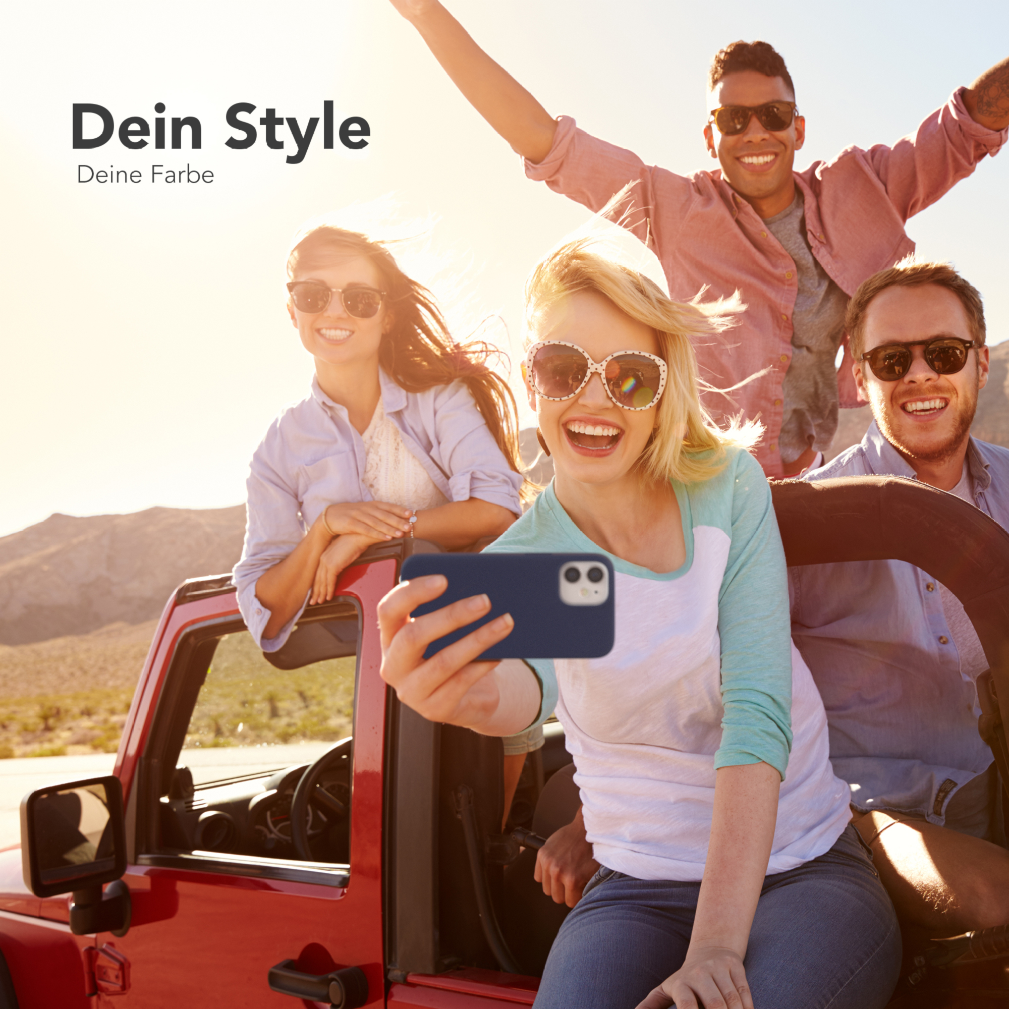 Gruppe von Leuten, die ein Selfie mit einer Handyhülle machen, mit Text 'Dein Style'.