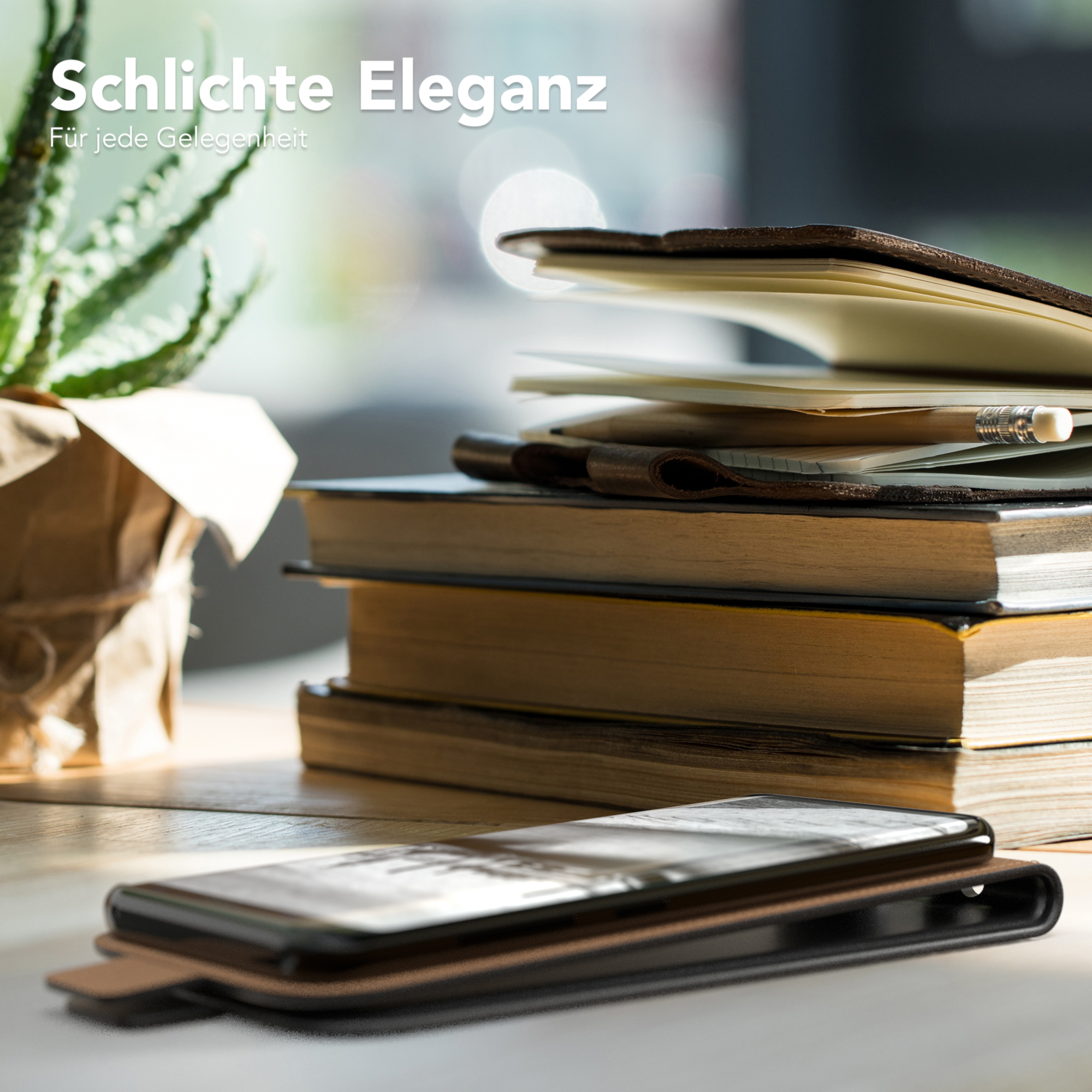 Geschlossene Handyhülle auf Holztisch, Bücher und Pflanze im Hintergrund. Text auf Deutsch.