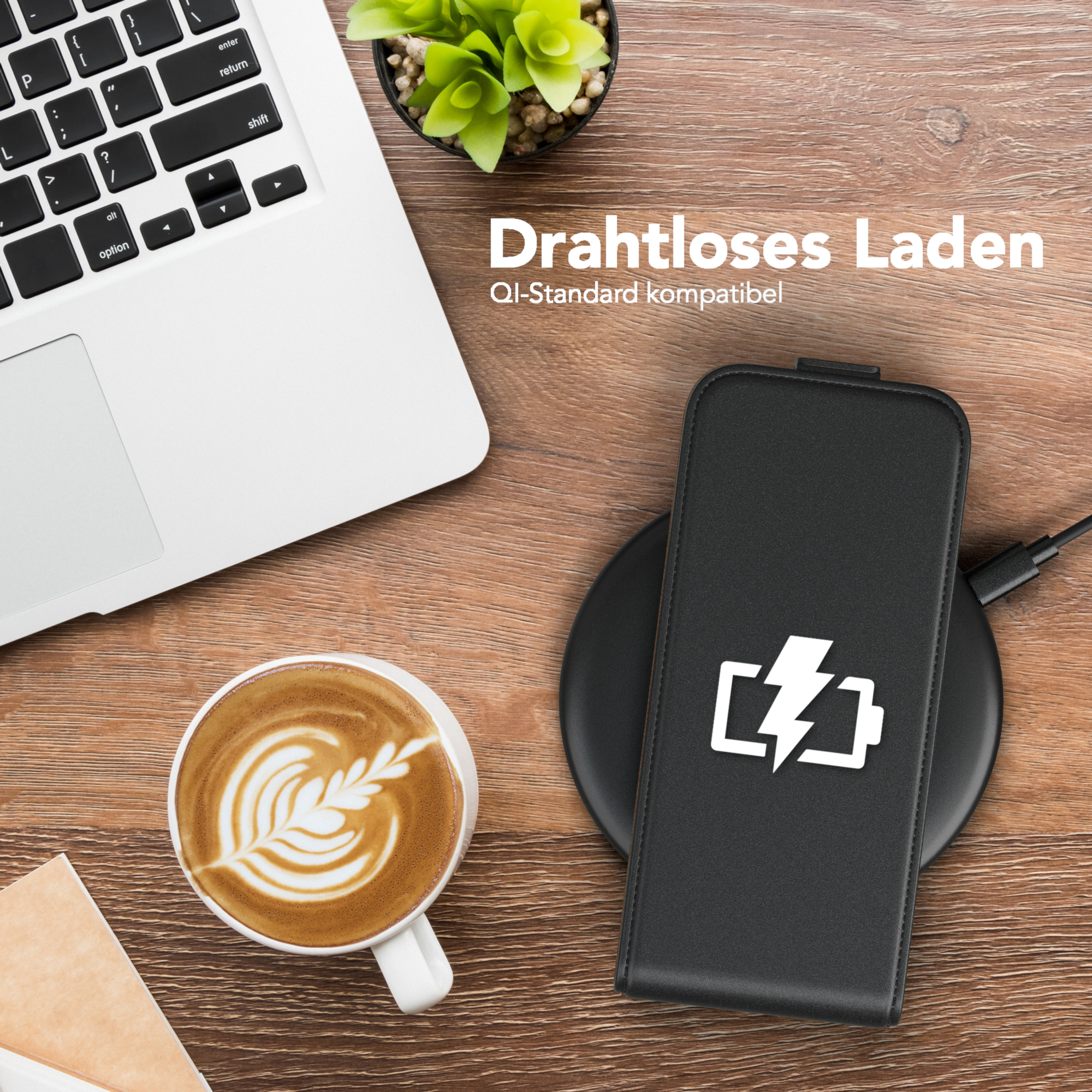 Kabelloses Ladepad und Telefon auf einem Holztisch. Kaffeetasse und Laptop sichtbar.