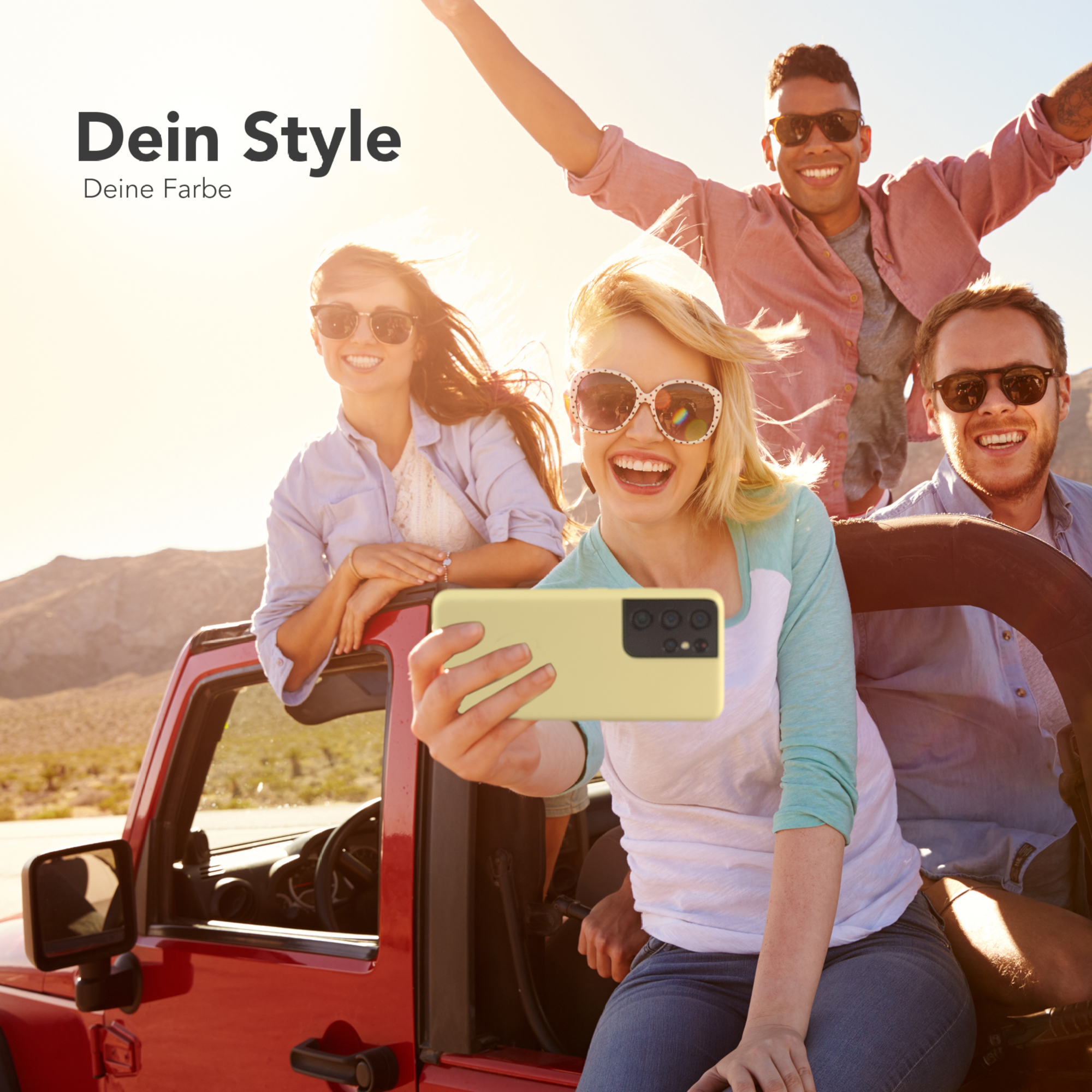 Freundesgruppe macht ein Selfie in einem roten Jeep und hält eine gelbe Handyhülle.