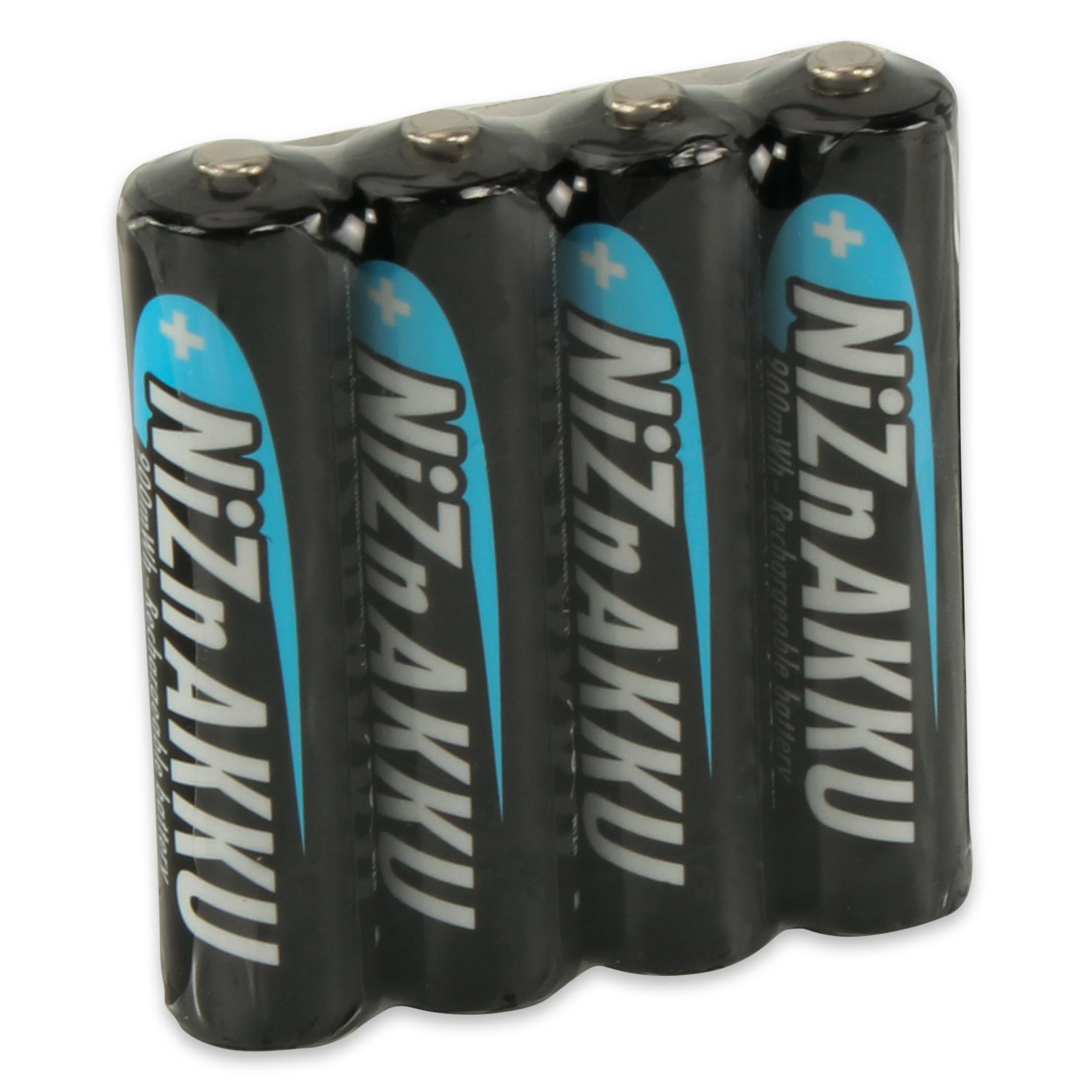 Vier AA-Batterien in einer Plastikverpackung. Die Batterien haben ein blau-weißes Etikett. Weißer Hintergrund.